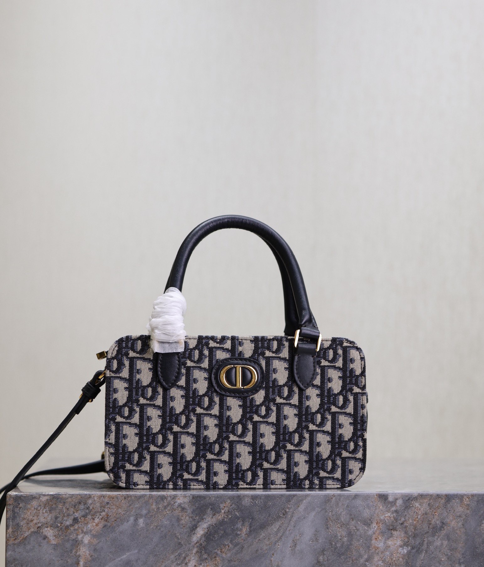 💯 DIOR 2024 Winter Mini Square Bag "Blue Cloth" This Montaigne 30 series mini doctor's bag is a new product for winter 2024 with triangular lining sewn on to present a sturdy design that is stylish and modern without losing its practicality.Crafted in blue aged fabric, the interior can store a variety of daily necessities and features a removable mirror engraved with the CD logo.With the top handle and adjustable leather strap, it can be carried by hand or on the shoulder.The bag is made from a variety of materials, such as leather, fabric, leather and leather. Shoulder strap can be carried by hand or over the shoulder p1260 Model: 3302 Size: 20 X 11.5 X 7 cm (L × H × W)-High-fashion factory