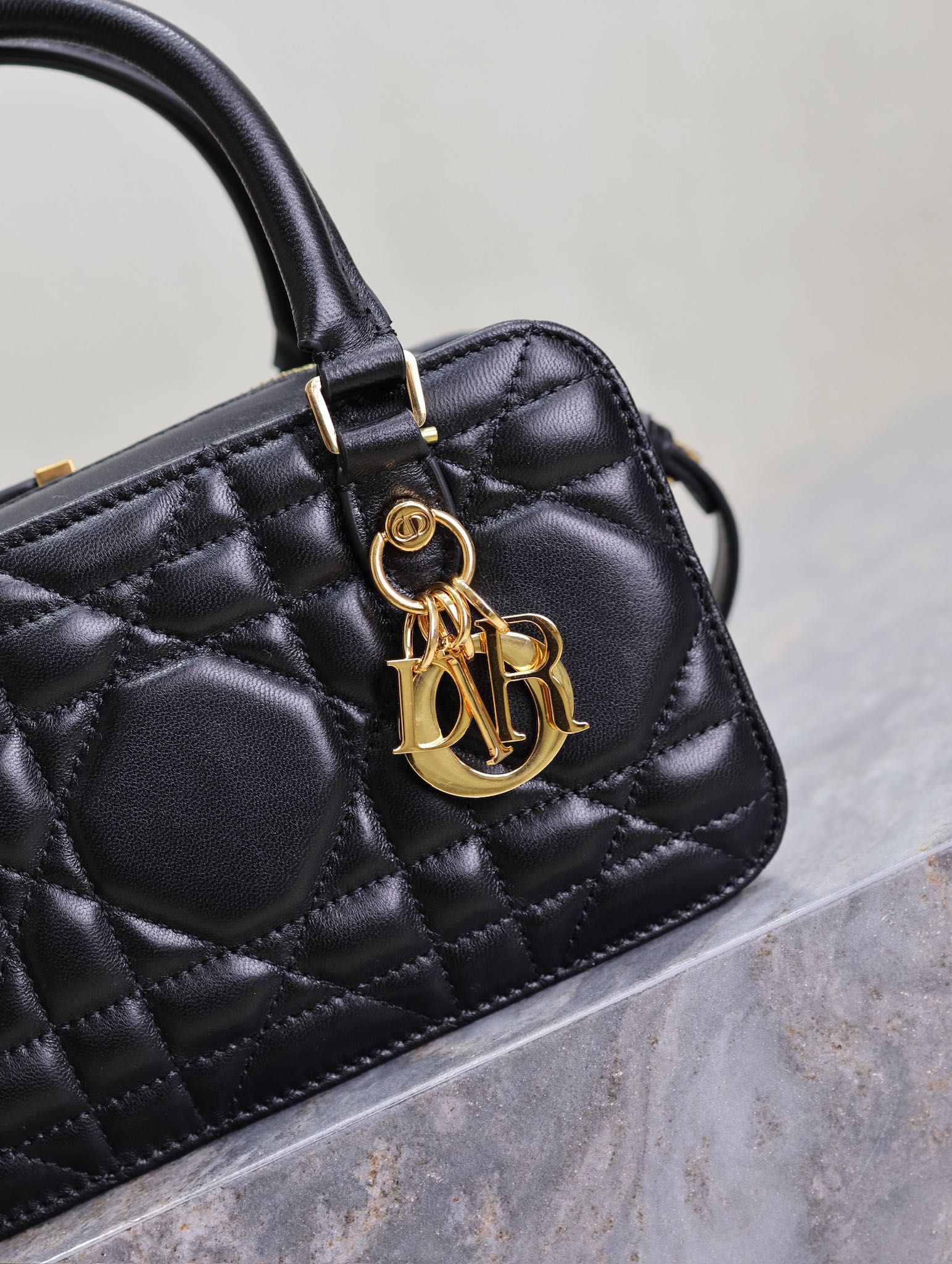 Image[2]-💯 DIOR Winter 2024 Mini Square Bag "Black" This Montaigne 30 series mini doctor's bag is a new product for Winter 2024 with triangular lining sewn on to present a sturdy design that is stylish and modern without losing its practicality.Crafted in black cowhide leather, the interior can store a variety of daily necessities and features a detachable mirror engraved with the CD logo.With top handle and adjustable leather shoulder strap, it can be carried by hand or over the shoulder. Adjustable leather shoulder strap can be carried by hand or over the shoulder p1380Model No.: 3302Size: 20 X 11.5 X 7 cm (L × H × W)-High Faux Bags