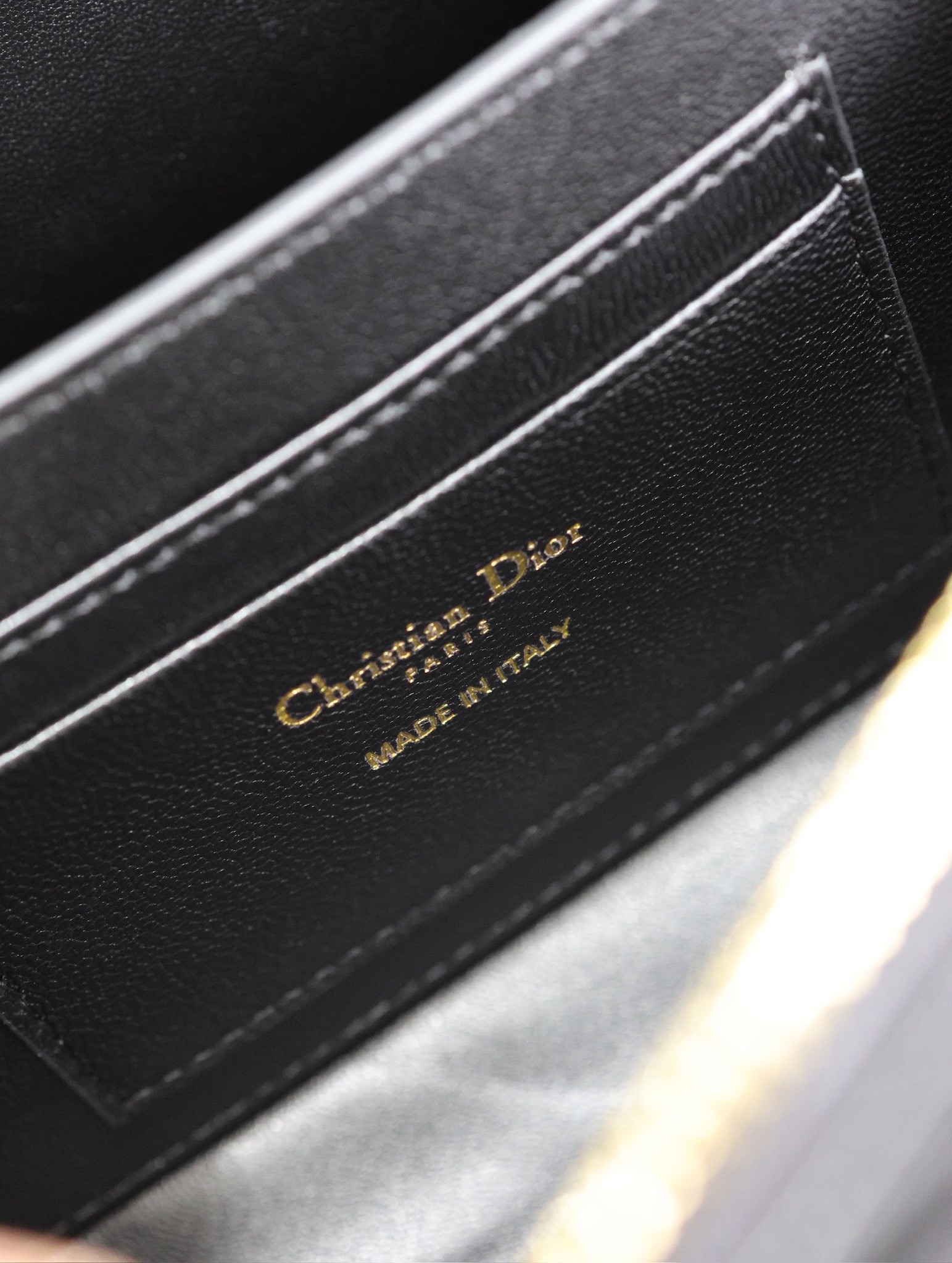 Image [8]-💯 DIOR Winter 2024 Mini Square Bag "Black" This Montaigne 30 series mini doctor's bag is a new product for Winter 2024 with triangular lining sewn on to present a sturdy design that is stylish and modern without losing its practicality.Crafted in black cowhide leather, the interior can store a variety of daily necessities and features a detachable mirror engraved with the CD logo.With the top handle and adjustable leather shoulder strap, it can be carried by hand or on the shoulder.The bag has been designed for a variety of applications. Adjustable leather shoulder strap can be carried by hand or over the shoulder p1380Model No.: 3302Size: 20 X 11.5 X 7 cm (L × H × W)-High Faux Bags