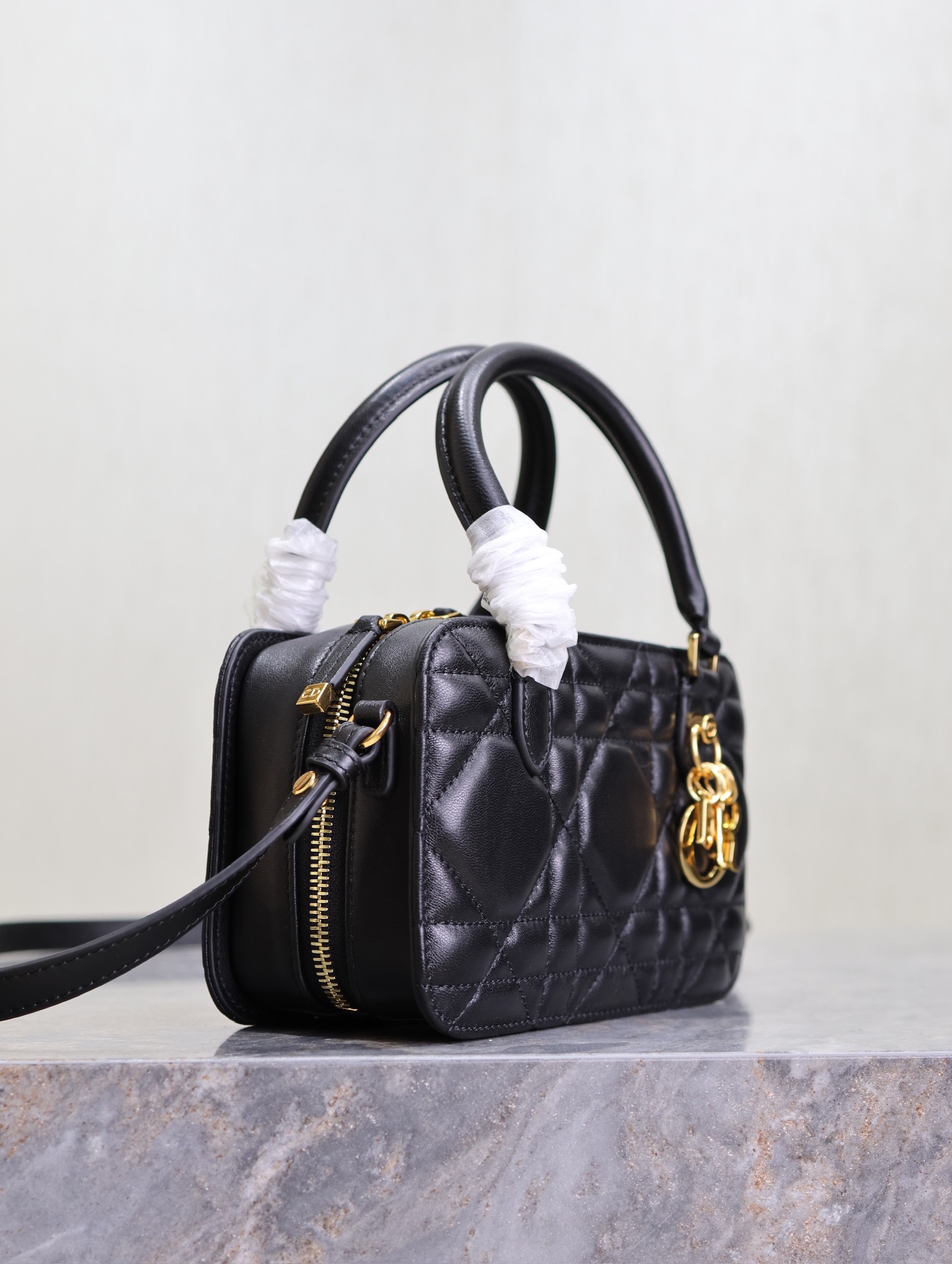 Image[4]-💯 DIOR Winter 2024 Mini Square Bag "Black" This Montaigne 30 series mini doctor bag is a new product for Winter 2024 with triangular lining sewn on to present a sturdy design that is stylish and modern without losing its practicality.Crafted in black cowhide leather, the interior can store a variety of daily necessities and features a detachable mirror engraved with the CD logo.With the top handle and adjustable leather shoulder strap, it can be carried by hand or on the shoulder.The bag has been designed for a variety of applications. Adjustable leather shoulder strap can be carried by hand or over the shoulder p1380Model No.: 3302Size: 20 X 11.5 X 7 cm (L × H × W)-High Faux Bags