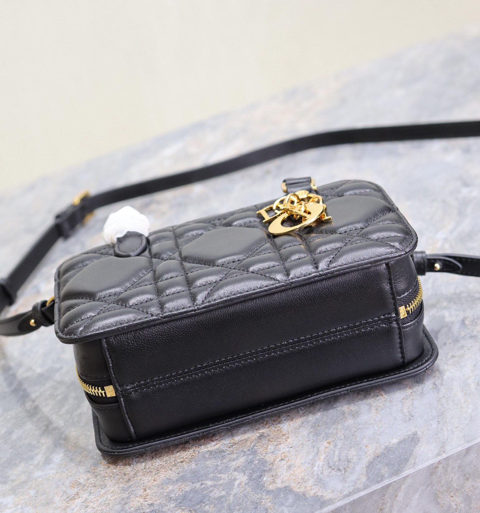 Image[6]-💯 DIOR Winter 2024 Mini Square Bag "Black" This Montaigne 30 series mini doctor's bag is a new product for Winter 2024 with triangular lining sewn on to present a sturdy design that is stylish and modern without losing its practicality.Crafted in black cowhide leather, the interior can store a variety of daily necessities and features a detachable mirror engraved with the CD logo.With the top handle and adjustable leather shoulder strap, it can be carried by hand or on the shoulder.The bag has been designed for a variety of applications. Adjustable leather shoulder strap can be carried by hand or over the shoulder p1380Model No.: 3302Size: 20 X 11.5 X 7 cm (L × H × W)-High Faux Bags