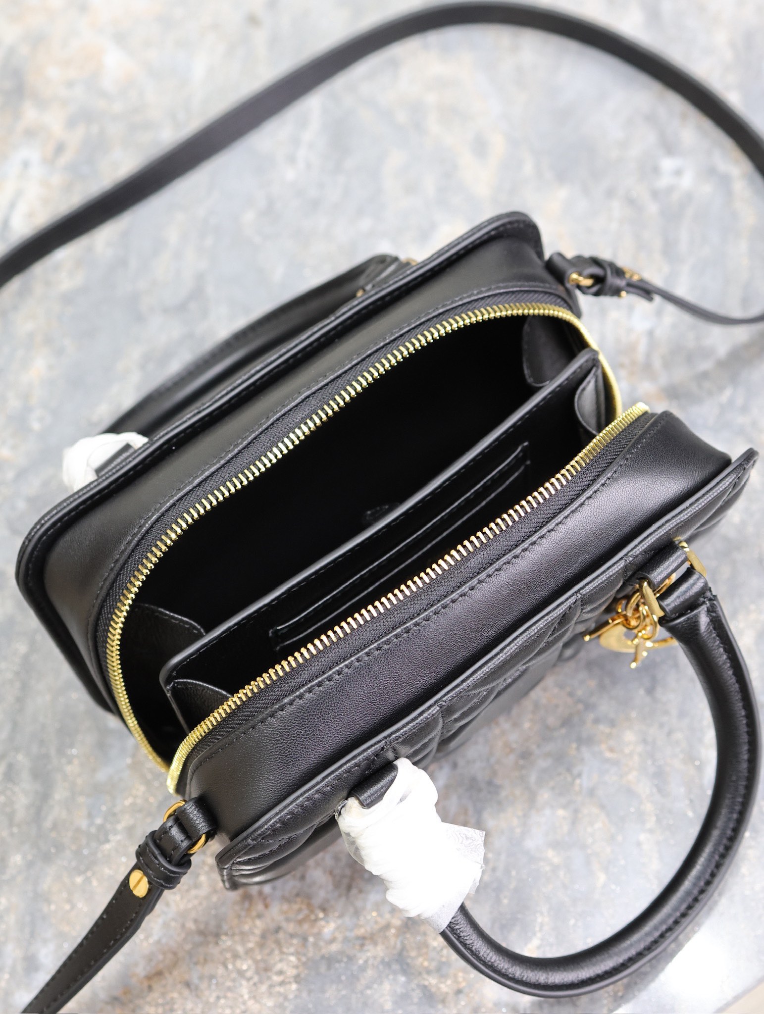 Image [7]-💯 DIOR Winter 2024 Mini Square Bag "Black" This Montaigne 30 series mini doctor's bag is a new product for Winter 2024 with triangular lining sewn on to present a sturdy design that is stylish and modern without losing its practicality.Crafted in black cowhide leather, the interior can store a variety of daily necessities and features a detachable mirror engraved with the CD logo.With the top handle and adjustable leather shoulder strap, it can be carried by hand or on the shoulder.The bag has been designed for a variety of applications. Adjustable leather shoulder strap can be carried by hand or over the shoulder p1380Model No.: 3302Size: 20 X 11.5 X 7 cm (L × H × W)-High Faux Bags