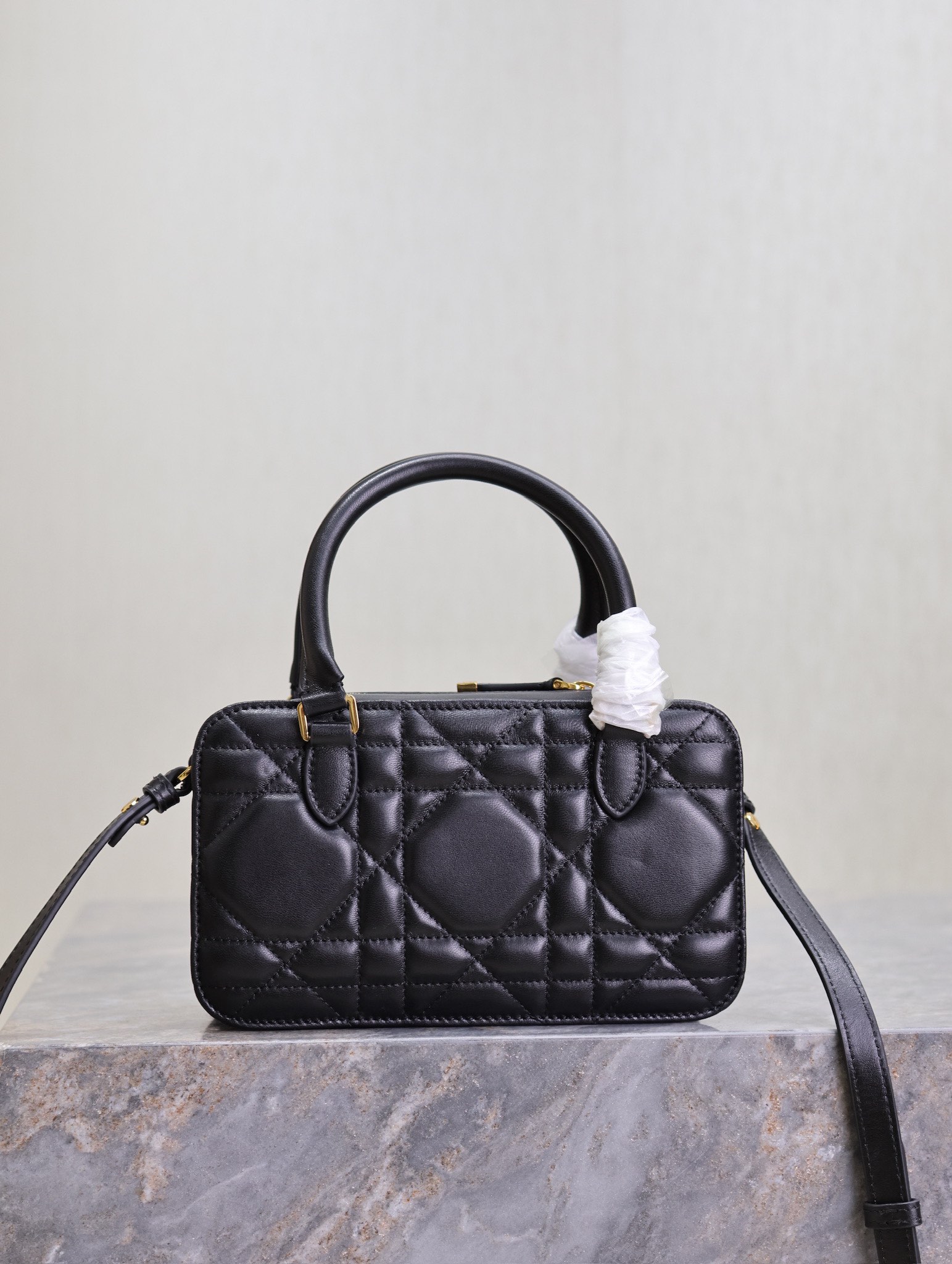 Image [5]-💯 DIOR Winter 2024 Mini Square Bag "Black" This Montaigne 30 series mini doctor's bag is a new product for Winter 2024 with triangular lining sewn on to present a sturdy design that is stylish and modern without losing its practicality.Crafted in black cowhide leather, the interior can store a variety of daily necessities and features a detachable mirror engraved with the CD logo.With the top handle and adjustable leather shoulder strap, it can be carried by hand or on the shoulder.The bag has been designed for a variety of applications. Adjustable leather shoulder strap can be carried by hand or over the shoulder p1380Model No.: 3302Size: 20 X 11.5 X 7 cm (L × H × W)-High Faux Bags