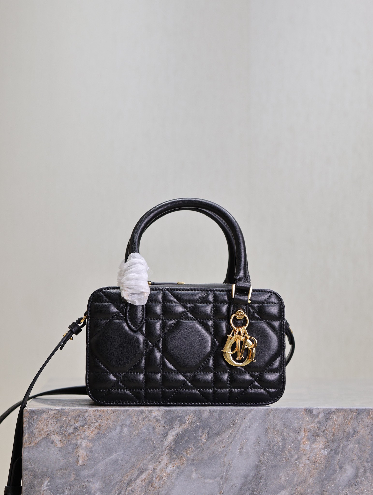 💯 DIOR Winter 2024 Mini Square Bag "Black" This mini doctor's bag from the Montaigne 30 collection is new for Winter 2024 and is stitched with a triangular lining to present a sleek, modern and functional design crafted in black cowhide leather with a removable mirror engraved with the CD logo, a top handle and an adjustable leather shoulder strap. Can be carried by hand or on the shoulder p1380Model No.: 3302Size: 20 X 11.5 X 7 cm (L × H × W)-High Faux Bag