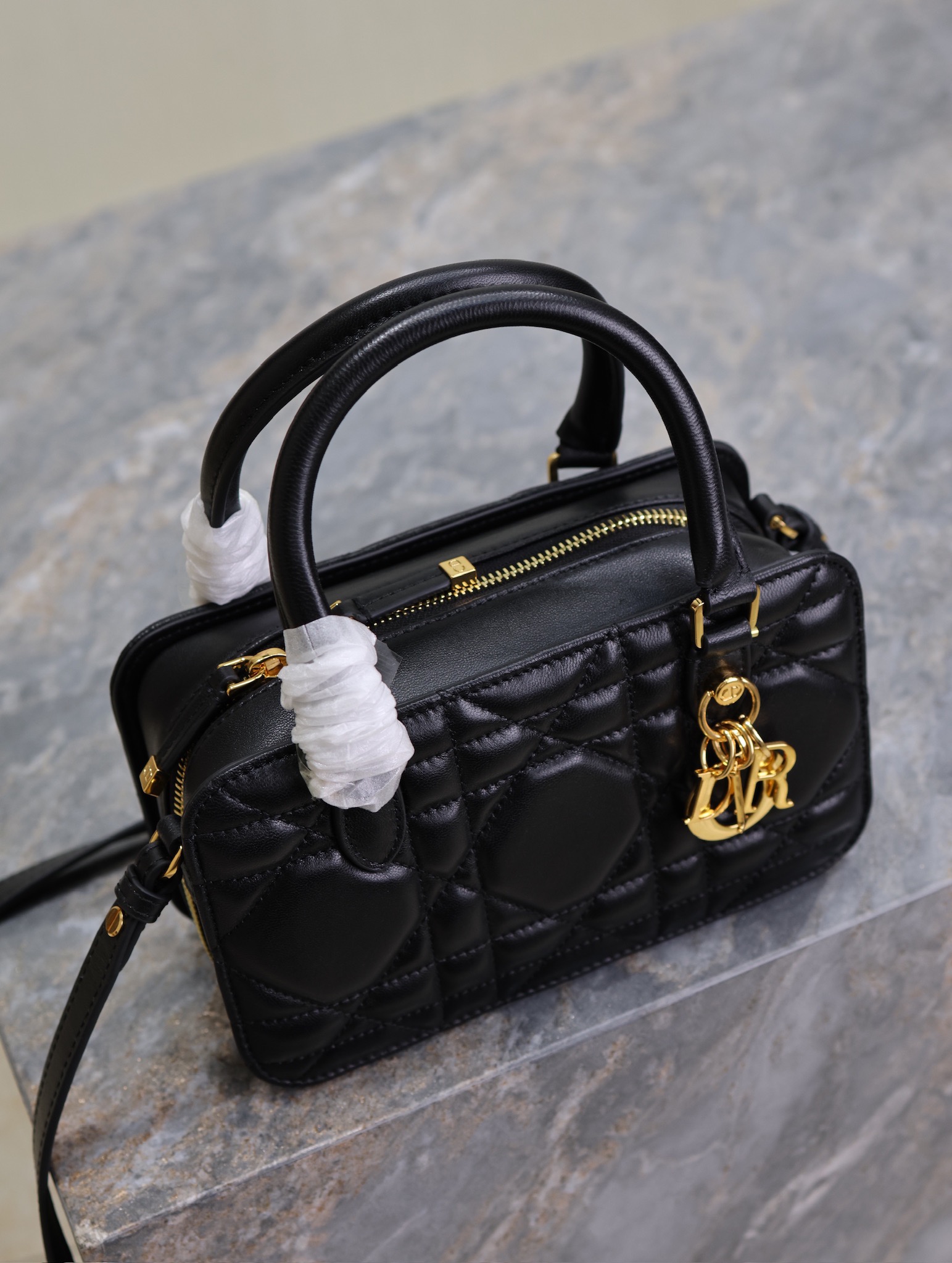 Image[3]-💯 DIOR Winter 2024 Mini Square Bag "Black" This Montaigne 30 series mini doctor's bag is a new product for Winter 2024 with triangular lining sewn on to present a sturdy design that is stylish and modern without losing its practicality.Crafted in black cowhide leather, the interior can store a variety of daily necessities and features a detachable mirror engraved with the CD logo.With the top handle and adjustable leather shoulder strap, it can be carried by hand or on the shoulder.The bag has been designed for a variety of applications. Adjustable leather shoulder strap can be carried by hand or over the shoulder p1380Model No.: 3302Size: 20 X 11.5 X 7 cm (L × H × W)-High Faux Bags
