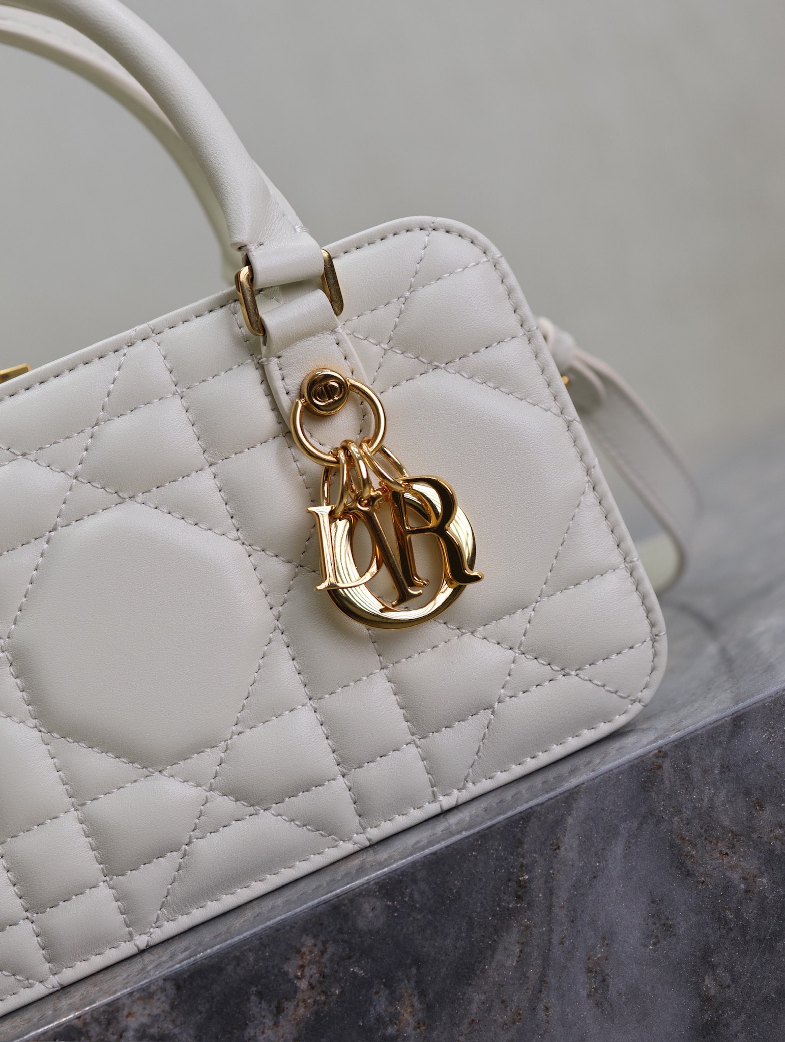 Image[2]-💯 DIOR Winter 2024 Mini Square Bag "White" This Montaigne 30 series mini doctor's bag is a new product for Winter 2024 with triangular lining sewn on to present a sturdy design that is stylish and modern without losing its practicality.Crafted in white cowhide leather, the interior can store a variety of daily necessities and features a detachable mirror engraved with the CD logo.With the top handle and adjustable leather shoulder strap, it can be carried by hand or on the shoulder.The bag has been designed for a variety of applications. Adjustable leather shoulder strap can be carried by hand or over the shoulder p1380Model No.: 3302Size: 20 X 11.5 X 7 cm (L × H × W)-High Faux Bags