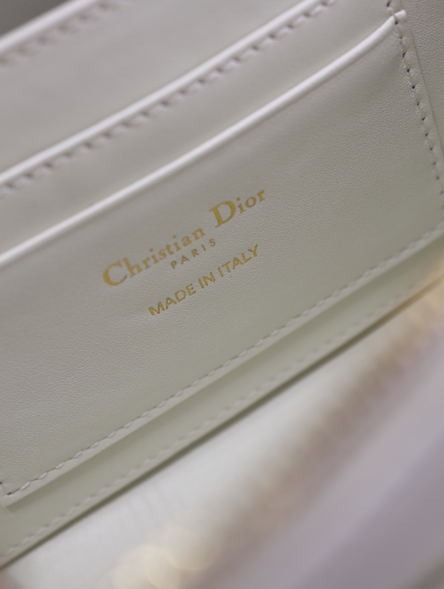 Image [8]-💯 DIOR Winter 2024 Mini Square Bag "White" This Montaigne 30 series mini doctor's bag is a new product for Winter 2024 with triangular lining sewn on to present a sturdy design that is stylish and modern without losing its practicality.Crafted in white cowhide leather, the interior can store a variety of daily necessities and features a detachable mirror engraved with the CD logo.With the top handle and adjustable leather shoulder strap, it can be carried by hand or on the shoulder.The bag has been designed for a variety of applications. Adjustable leather shoulder strap can be carried by hand or over the shoulder p1380Model No.: 3302Size: 20 X 11.5 X 7 cm (L × H × W)-High Faux Bags