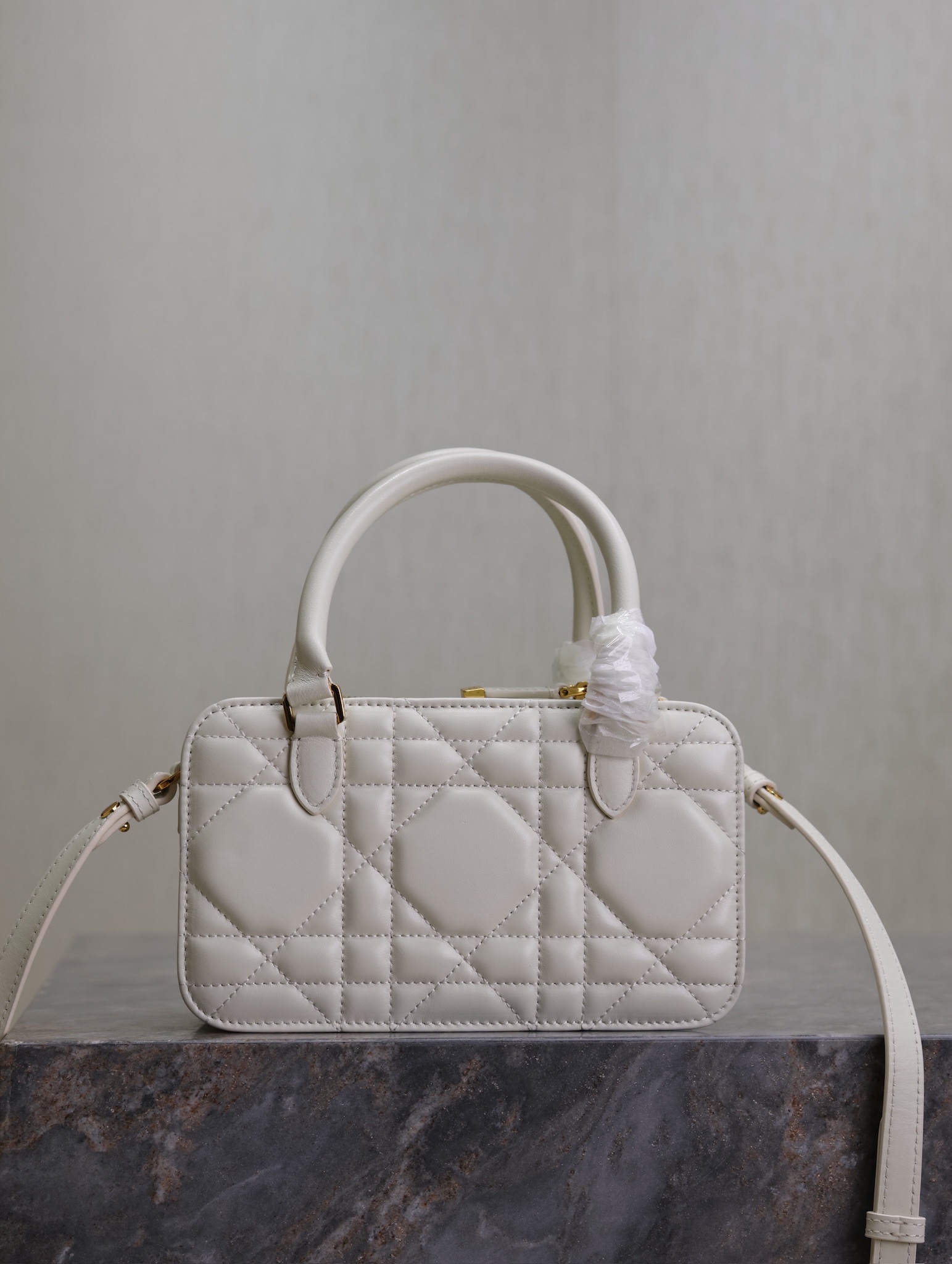 Image [5]-💯 DIOR Winter 2024 Mini Square Bag "White" This Montaigne 30 series mini doctor's bag is a new product for Winter 2024 with triangular lining sewn on to present a sturdy design that is stylish and modern without losing its practicality.Crafted in white cowhide leather, the interior can store a variety of daily necessities and features a detachable mirror engraved with the CD logo.With the top handle and adjustable leather shoulder strap, it can be carried by hand or on the shoulder.The bag has been designed for a variety of applications. Adjustable leather shoulder strap can be carried by hand or over the shoulder p1380Model No.: 3302Size: 20 X 11.5 X 7 cm (L × H × W)-High Faux Bags