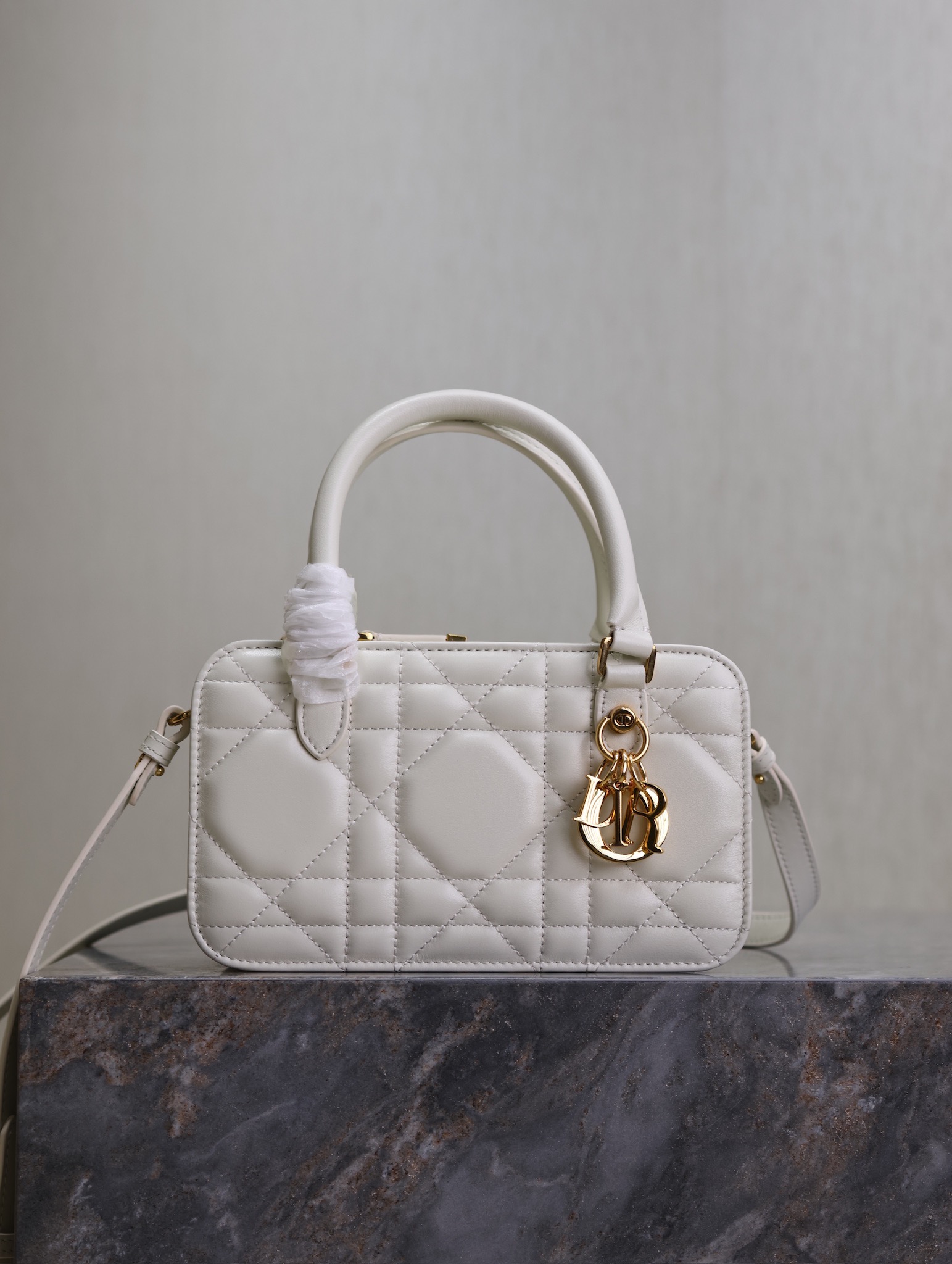 💯 DIOR Winter 2024 Mini Square Bag "White" This mini doctor's bag from the Montaigne 30 collection is new for Winter 2024 and is stitched with a triangular lining to present a sturdy design that is stylish and modern without losing its practicality.Crafted in white cowhide leather, the interior can store a variety of daily essentials and features a detachable mirror engraved with the CD logo, a top handle and an adjustable leather shoulder strap. Can be carried by hand or on the shoulder p1380Model No.: 3302Size: 20 X 11.5 X 7 cm (L × H × W)-High Faux Bag