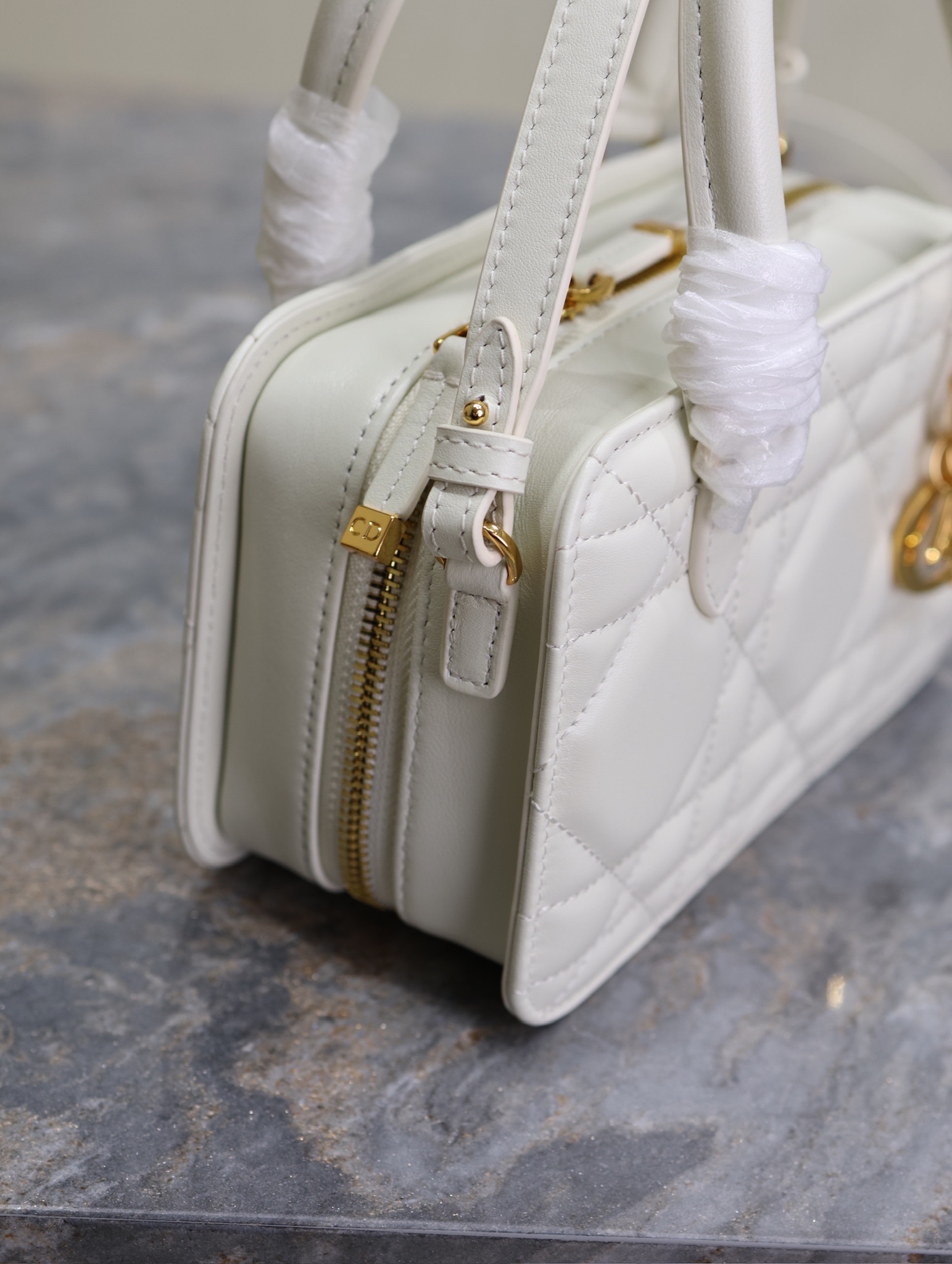 Image [4]-💯 DIOR Winter 2024 Mini Square Bag "White" This Montaigne 30 series mini doctor bag is a new product for Winter 2024 with triangular lining sewn on to present a sturdy design that is stylish and modern without losing its practicality.Crafted in white cowhide leather, the interior can store a variety of daily necessities and features a detachable mirror engraved with the CD logo.With the top handle and adjustable leather shoulder strap, it can be carried by hand or on the shoulder.The bag has been designed to fit a variety of daily necessities. Adjustable leather shoulder strap can be carried by hand or over the shoulder p1380Model No.: 3302Size: 20 X 11.5 X 7 cm (L × H × W)-High Faux Bags