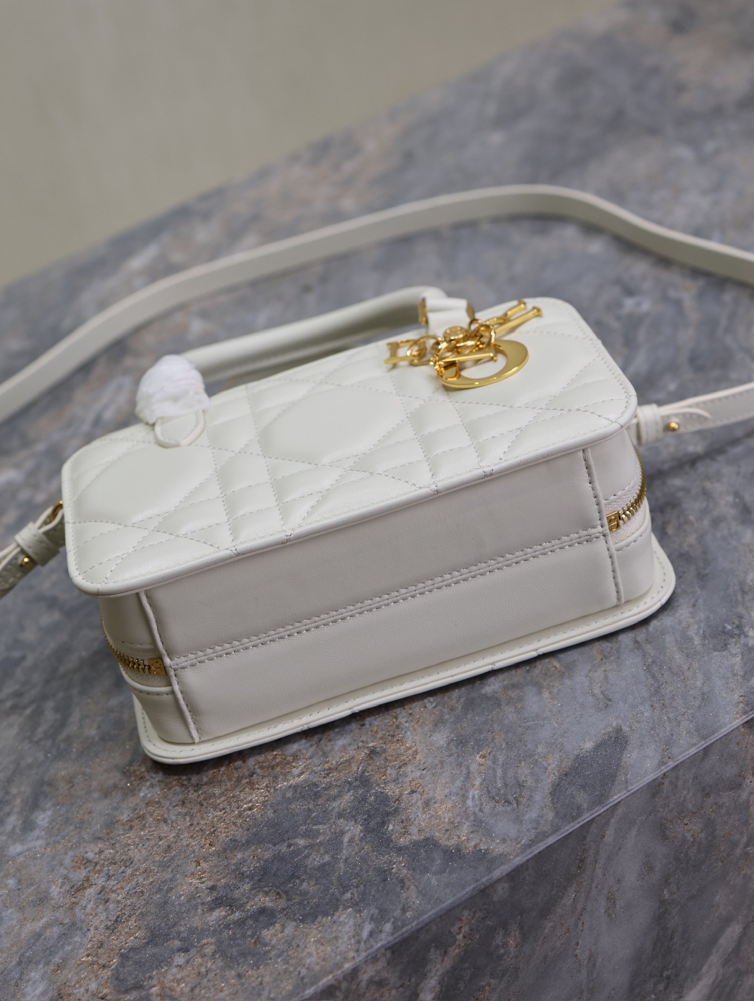 Image [6]-💯 DIOR Winter 2024 Mini Square Bag "White" This Montaigne 30 series mini doctor bag is a new product for Winter 2024 with triangular lining sewn on to present a sturdy design that is stylish and modern without losing its practicality.Crafted in white cowhide leather, the interior can store a variety of daily necessities and features a detachable mirror engraved with the CD logo.With the top handle and adjustable leather shoulder strap, it can be carried by hand or on the shoulder.The bag has been designed to fit a variety of daily necessities. Adjustable leather shoulder strap can be carried by hand or over the shoulder p1380Model No.: 3302Size: 20 X 11.5 X 7 cm (L × H × W)-High Faux Bags