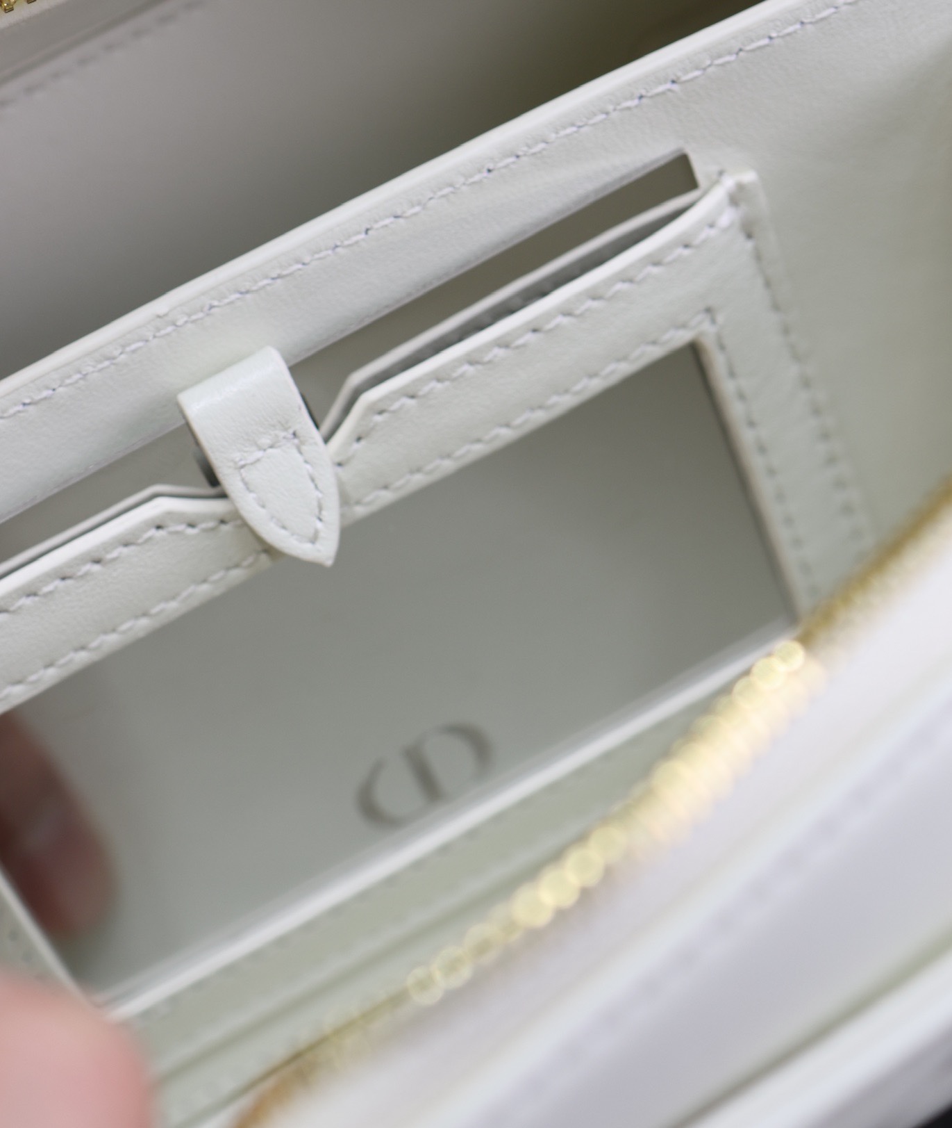 Image [9]-💯 DIOR Winter 2024 Mini Square Bag "White" This Montaigne 30 series mini doctor's bag is a new product for Winter 2024 with triangular lining sewn on to present a sturdy design that is stylish and modern without losing its practicality.Crafted in white cowhide leather, the interior can store a variety of daily necessities and features a detachable mirror engraved with the CD logo.With top handle and adjustable leather shoulder strap, it can be carried by hand or over the shoulder. Adjustable leather shoulder strap can be carried by hand or over the shoulder p1380Model No.: 3302Size: 20 X 11.5 X 7 cm (L × H × W)-High Faux Bags