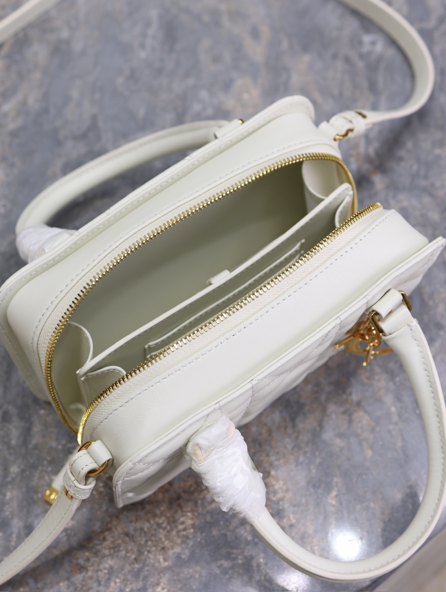 Image [7]-💯 DIOR Winter 2024 Mini Square Bag "White" This Montaigne 30 series mini doctor's bag is a new product for Winter 2024 with triangular lining sewn on to present a sturdy design that is stylish and modern without losing its practicality.Crafted in white cowhide leather, the interior can store a variety of daily necessities and features a detachable mirror engraved with the CD logo.With the top handle and adjustable leather shoulder strap, it can be carried by hand or on the shoulder.The bag has been designed for a variety of applications. Adjustable leather shoulder strap can be carried by hand or over the shoulder p1380Model No.: 3302Size: 20 X 11.5 X 7 cm (L × H × W)-High Faux Bags