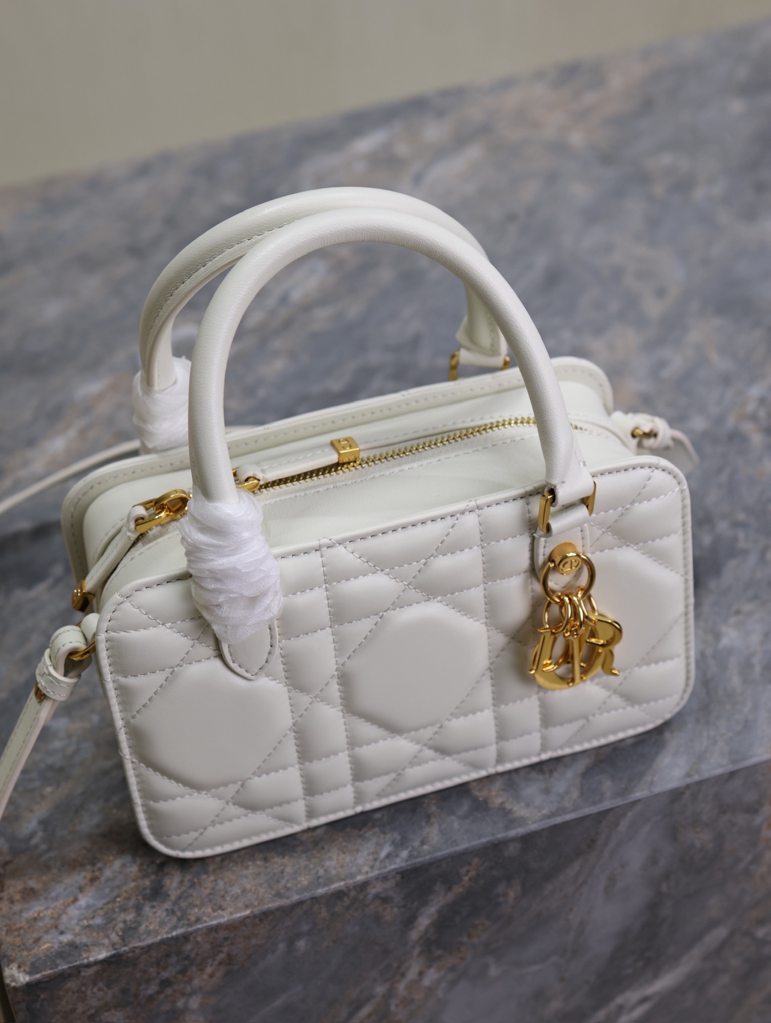 Image[3]-💯 DIOR Winter 2024 Mini Square Bag "White" This Montaigne 30 series mini doctor's bag is a new product for Winter 2024 with triangular lining sewn on to present a sturdy design that is stylish and modern without losing its practicality.Crafted in white cowhide leather, the interior can store a variety of daily necessities and features a detachable mirror engraved with the CD logo.With the top handle and adjustable leather shoulder strap, it can be carried by hand or on the shoulder.The bag has been designed for a variety of applications. Adjustable leather shoulder strap can be carried by hand or over the shoulder p1380Model No.: 3302Size: 20 X 11.5 X 7 cm (L × H × W)-High Faux Bags