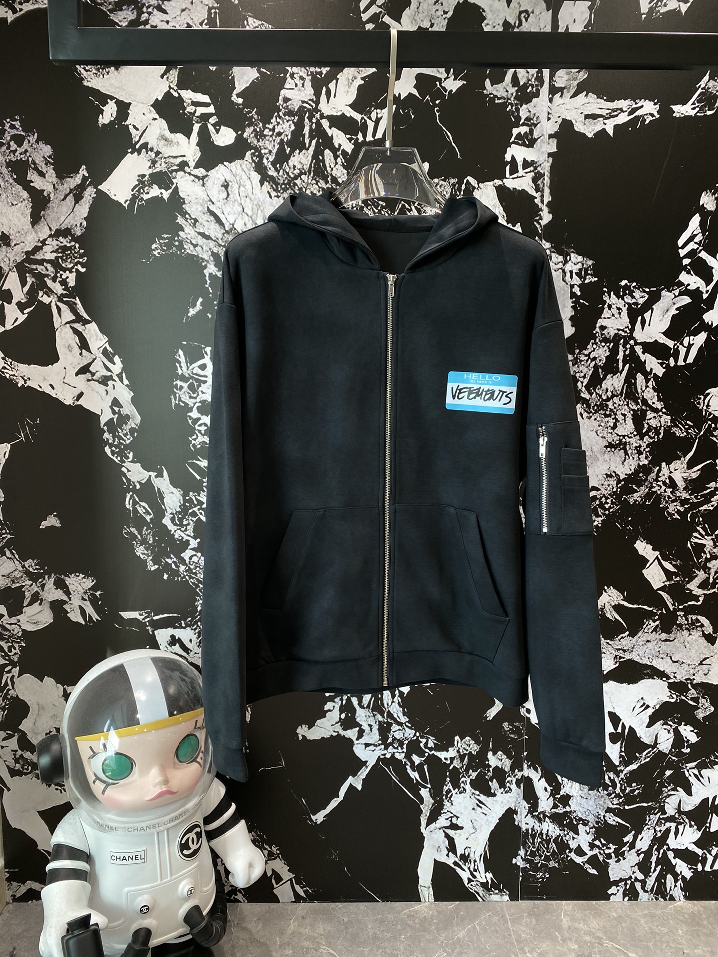图片[2]-《𝙉𝙚𝙬🤍🖤维特斯家》
2024ss秋冬大爆款休闲套装系列外贸订单复刻订制潮版套装！定制进口高端金丝绒面料！标志性品牌元素重工艺制作立体剪裁舒适透气修身版型上身效果非常赞！面料舒适手感柔软让你休闲时尚于潮流完美结合！值得拥有尺码: M-3XL衣服🅿️640 裤子🅿️540-高仿包包