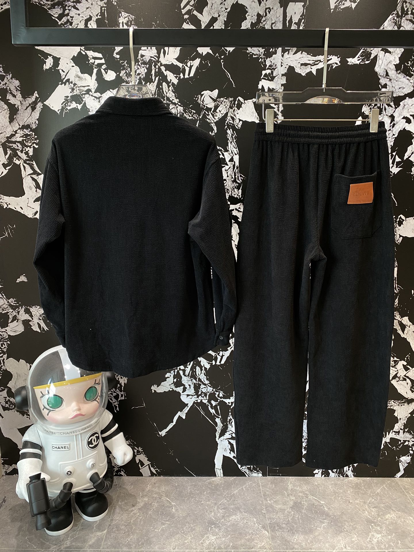 Loew Loew 2024 early fall latest models shirt suit counter one to one synchronization update exclusive custom corduroy fabric splicing leather label pattern design on the effect of simple atmosphere very fashionable Size M- XXL clothes 🅿️560 pants 🅿️540