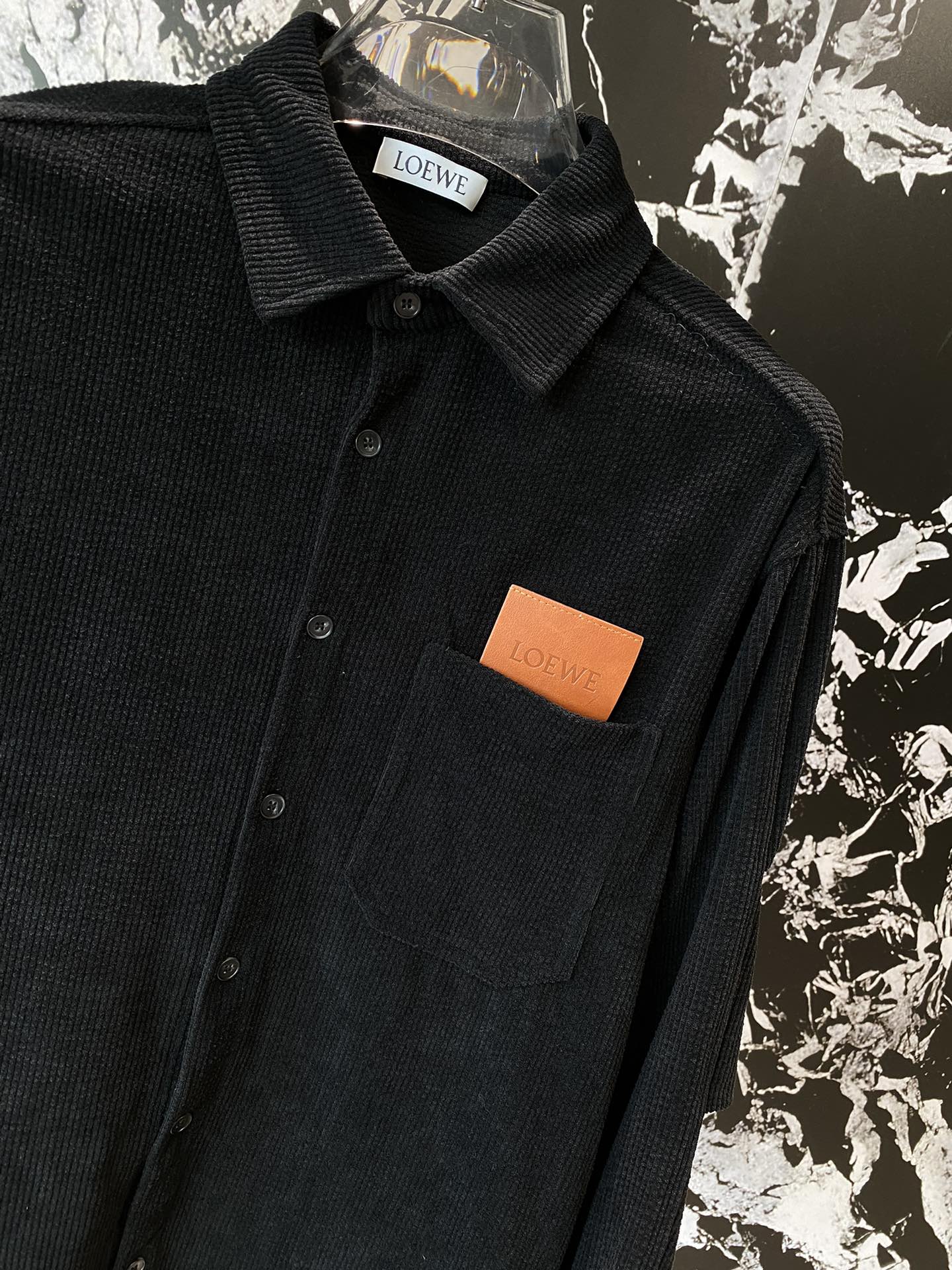 Loew Loew 2024 early fall latest models shirt suit counter one to one synchronization update exclusive custom corduroy fabric splicing leather label pattern design on the effect of simple atmosphere very fashionable Size M- XXL clothes 🅿️560 pants 🅿️540