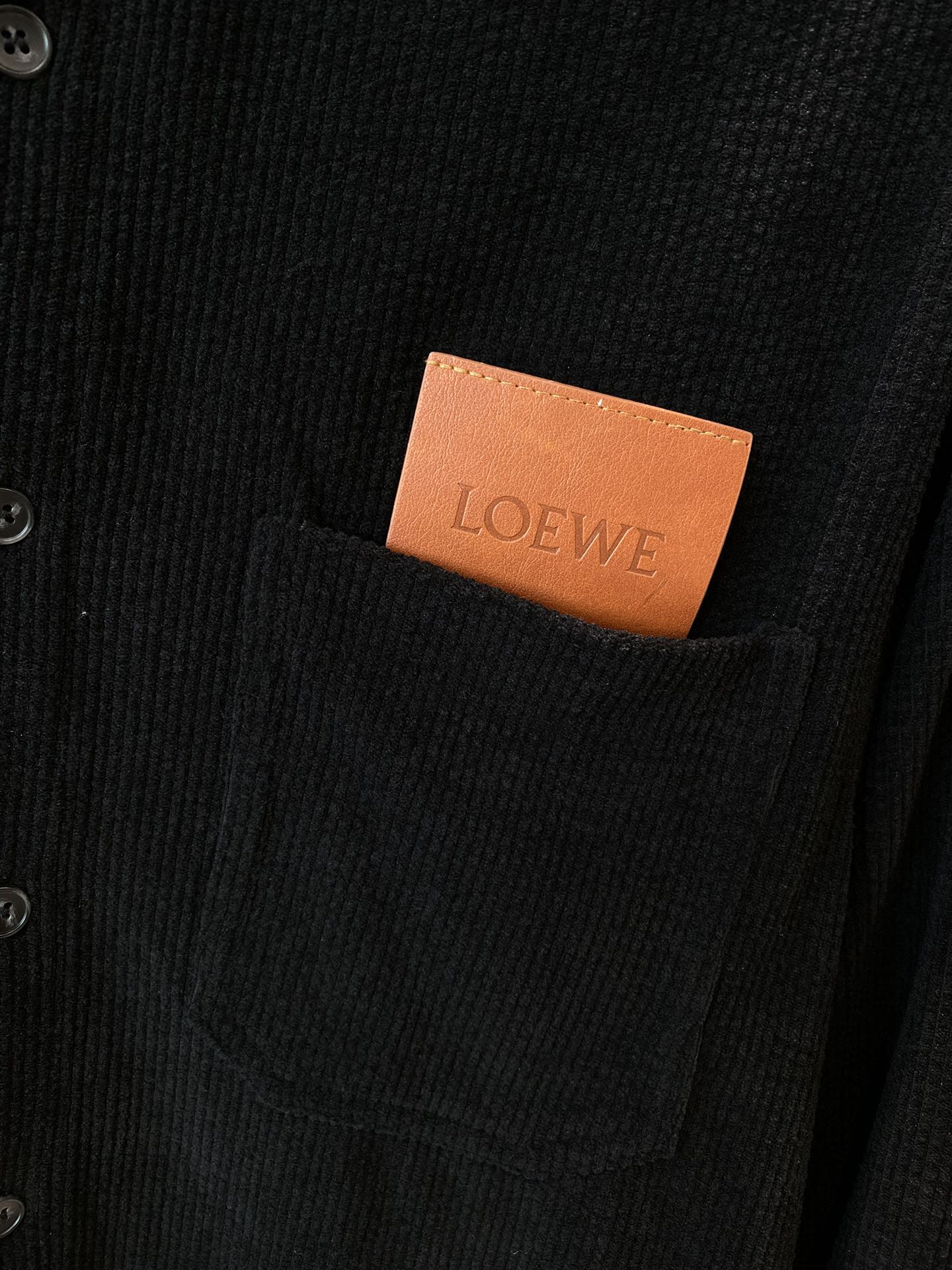 Loew Loew 2024 early fall latest models shirt suit counter one to one synchronization update exclusive custom corduroy fabric splicing leather label pattern design on the effect of simple atmosphere very fashionable Size M- XXL clothes 🅿️560 pants 🅿️540