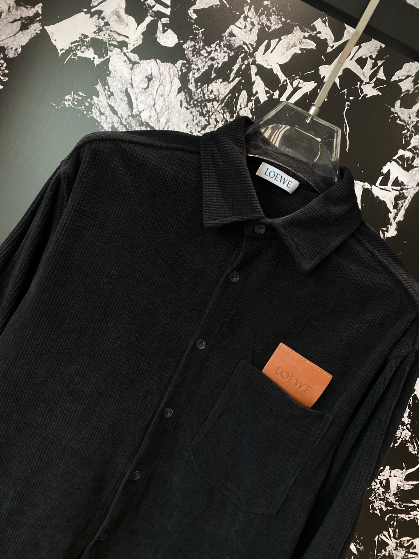 Loew Loew 2024 early fall latest models shirt suit counter one to one synchronization update exclusive custom corduroy fabric splicing leather label pattern design on the effect of simple atmosphere very fashionable Size M- XXL clothes 🅿️560 pants 🅿️540