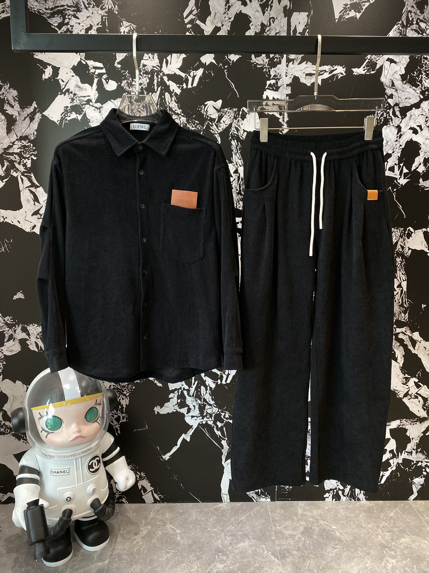 Loew Loew 2024 early fall latest models shirt suit counter one to one synchronization update exclusive custom corduroy fabric splicing leather label pattern design on the effect of simple atmosphere very fashionable Size M- XXL clothes 🅿️560 pants 🅿️540