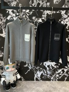 maison margiela
马吉拉毛衣时尚与温暖的完美结合每一针每一线都蕴含着匠心独运的工艺精致的编织手法让每一件毛衣都散发出独特的魅力

这款毛衣采用优质羊毛材质柔软舒适贴身穿着无任何束缚感独特的针织纹理不仅时尚大方更赋予了毛衣出色的保暖性能无论是寒风凛冽的冬日街头还是室内温暖的空调环境马吉拉毛衣都能为你带来持久的温暖与舒适

它的款式简约而不简单适合各种场合穿着无论是搭配休闲裤装还是优雅裙装都能轻松打造出不同的风格马吉拉毛衣的多样性让你的衣橱里总能找到最合适的那件它不仅是衣物更是你独特品味的象征穿上马吉拉毛衣尽显你的优雅与时尚！码数M- XXL🅿️780-高仿包包