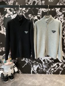 普拉达
在寒冷的季节里选择普拉达开衫毛衣让您的温暖与时尚并存这款毛衣采用优质毛线编织而成质地柔软舒适穿着轻盈独特的开衫设计展现出您的个性与品味简约的线条时尚的色彩无论是搭配裙装还是裤装都能轻松驾驭各种场合无论是在办公室、街头还是约会场合这款开衫毛衣都能为您增添一份独特的魅力选择普拉达开衫毛衣让您在寒冷的季节里也能感受到温暖与时尚的双重呵护码数M-XXL🅿️780-高仿包包