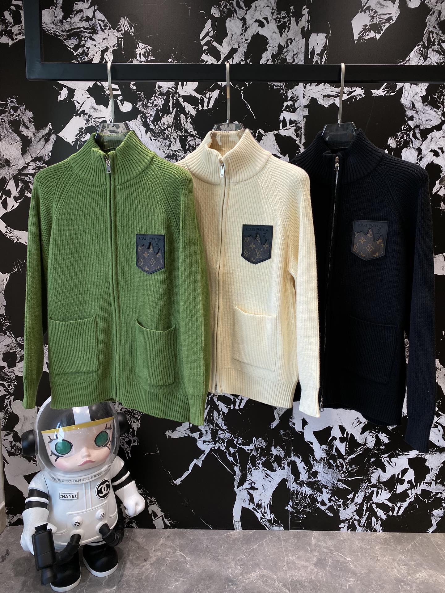 LV men's new sweater interpretation of the classic luxury 🌟 winter warm heart choice from LV men's sweater simple and uncomplicated design to show the charm of fashion classic brand logo embellishment highlights the extraordinary taste 💼 High-quality wool material is soft to the touch, warmth effect is outstanding tailoring fit the body comfortable to wear whether it's for business and leisure or daily wear can show a unique style! 👨‍🎉 men's choice of LV men's sweaters to keep you warm and stylish in the cold season to show the masculinity of the focus of attention Yardage M-XXL 🅿️780#LV Men's # Sweater control # fashionable to wear # winter must-have!