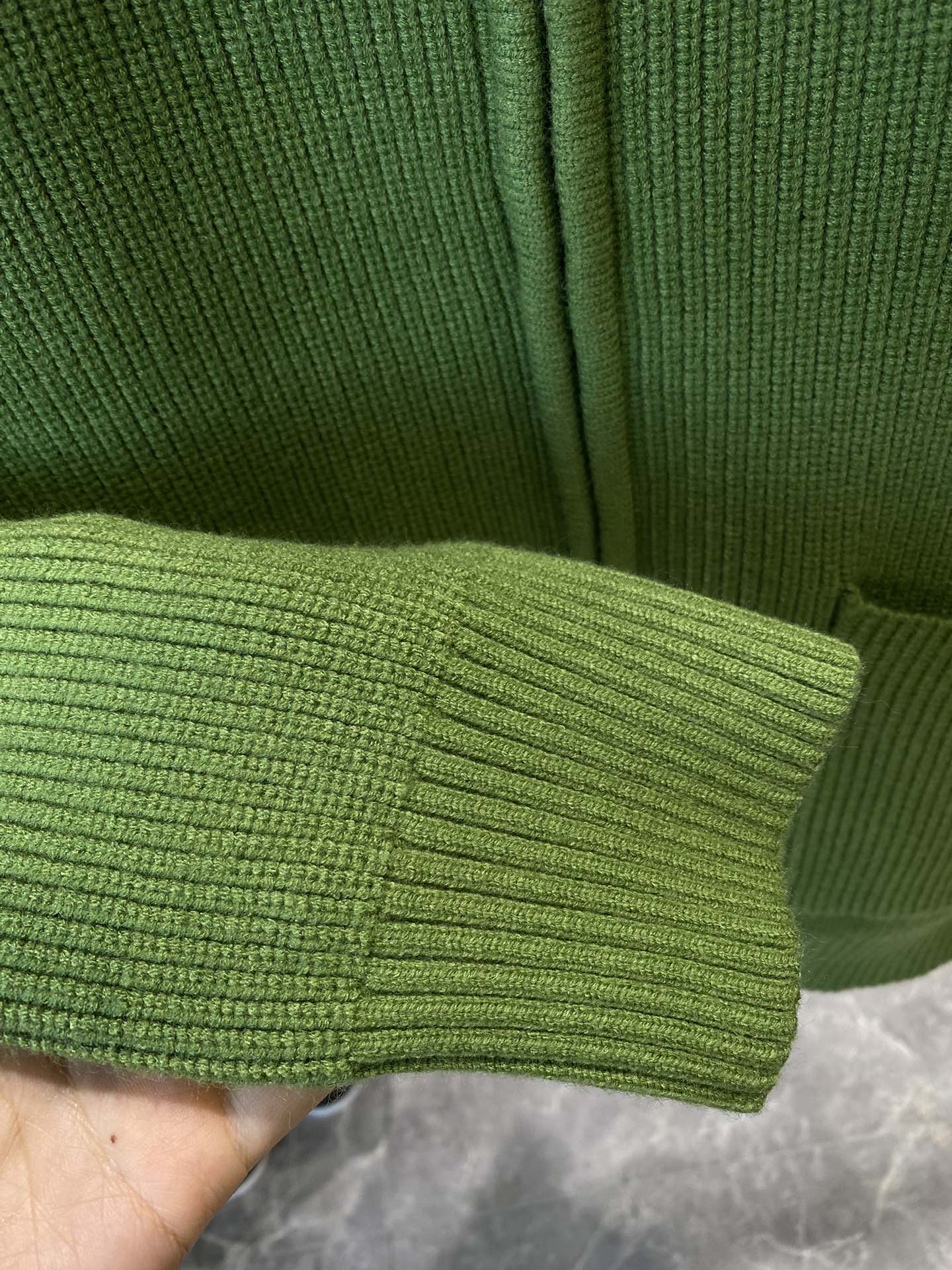 LV men's new sweater interpretation of the classic luxury 🌟 winter warm heart choice from LV men's sweater simple and uncomplicated design to show the charm of fashion classic brand logo embellishment highlights the extraordinary taste 💼 High-quality wool material is soft to the touch, warmth effect is outstanding tailoring fit the body comfortable to wear whether it's for business and leisure or daily wear can show a unique style! 👨‍🎉 men's choice of LV men's sweaters to keep you warm and stylish in the cold season to show the masculinity of the focus of attention Yardage M-XXL 🅿️780#LV Men's # Sweater control # fashionable to wear # winter must-have!