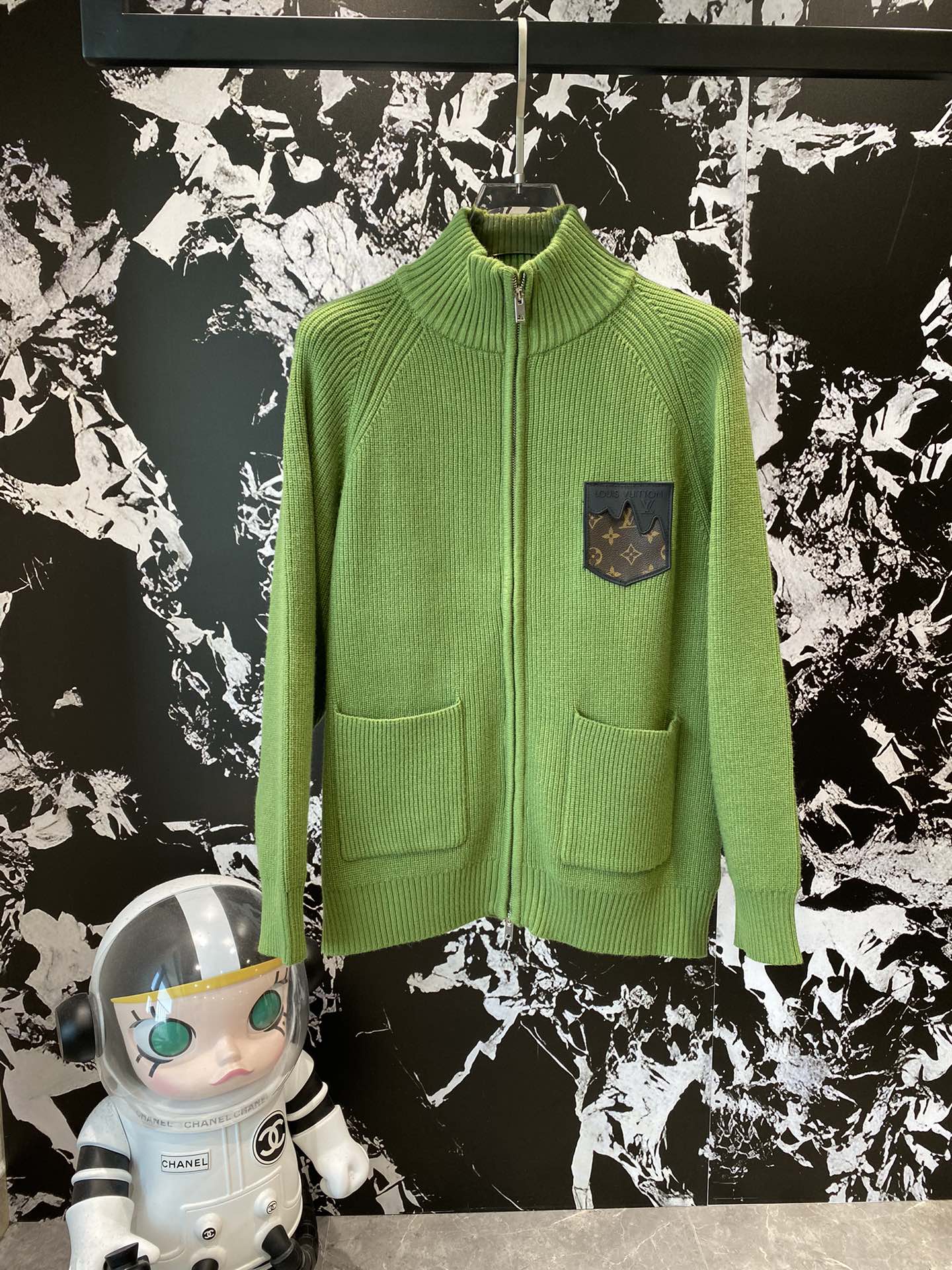 LV men's new sweater interpretation of the classic luxury 🌟 winter warm heart choice from LV men's sweater simple and uncomplicated design to show the charm of fashion classic brand logo embellishment highlights the extraordinary taste 💼 High-quality wool material is soft to the touch, warmth effect is outstanding tailoring fit the body comfortable to wear whether it's for business and leisure or daily wear can show a unique style! 👨‍🎉 men's choice of LV men's sweaters to keep you warm and stylish in the cold season to show the masculinity of the focus of attention Yardage M-XXL 🅿️780#LV Men's # Sweater control # fashionable to wear # winter must-have!