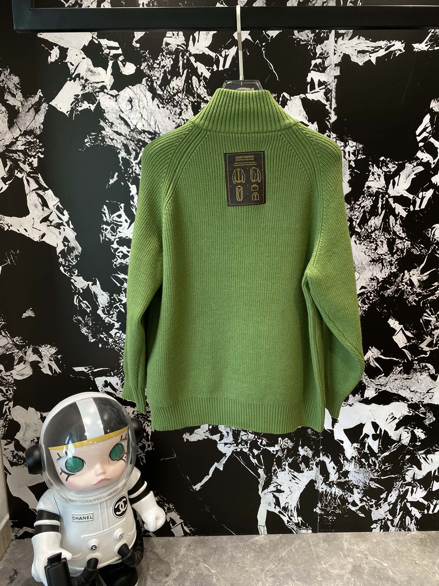 LV men's new sweater interpretation of the classic luxury 🌟 winter warm heart choice from LV men's sweater simple and uncomplicated design to show the charm of fashion classic brand logo embellishment highlights the extraordinary taste 💼 High-quality wool material is soft to the touch, warmth effect is outstanding tailoring fit the body comfortable to wear whether it's for business and leisure or daily wear can show a unique style! 👨‍🎉 men's choice of LV men's sweaters to keep you warm and stylish in the cold season to show the masculinity of the focus of attention Yardage M-XXL 🅿️780#LV Men's # Sweater control # fashionable to wear # winter must-have!