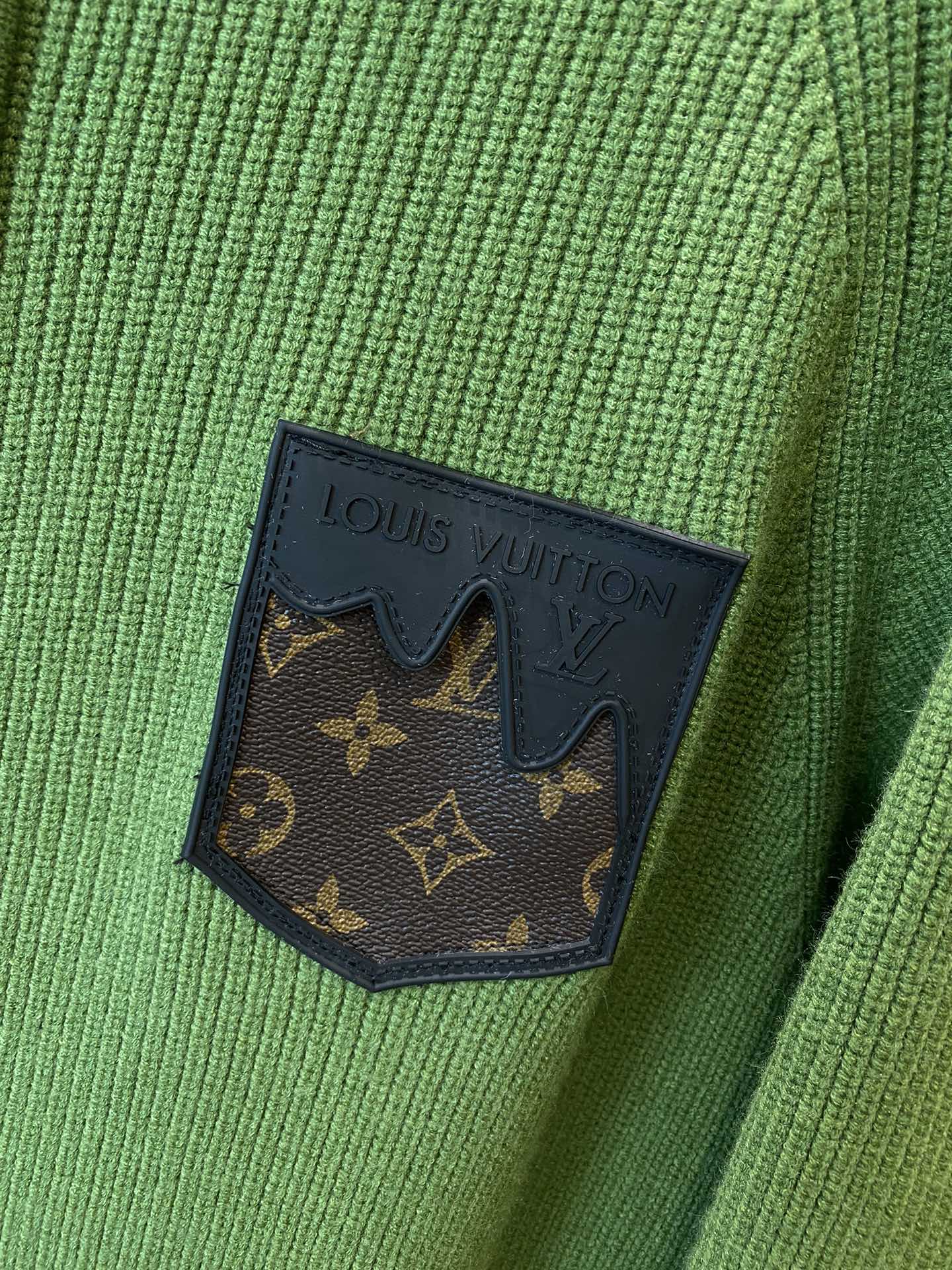 LV men's new sweater interpretation of the classic luxury 🌟 winter warm heart choice from LV men's sweater simple and uncomplicated design to show the charm of fashion classic brand logo embellishment highlights the extraordinary taste 💼 High-quality wool material is soft to the touch, warmth effect is outstanding tailoring fit the body comfortable to wear whether it's for business and leisure or daily wear can show a unique style! 👨‍🎉 men's choice of LV men's sweaters to keep you warm and stylish in the cold season to show the masculinity of the focus of attention Yardage M-XXL 🅿️780#LV Men's # Sweater control # fashionable to wear # winter must-have!