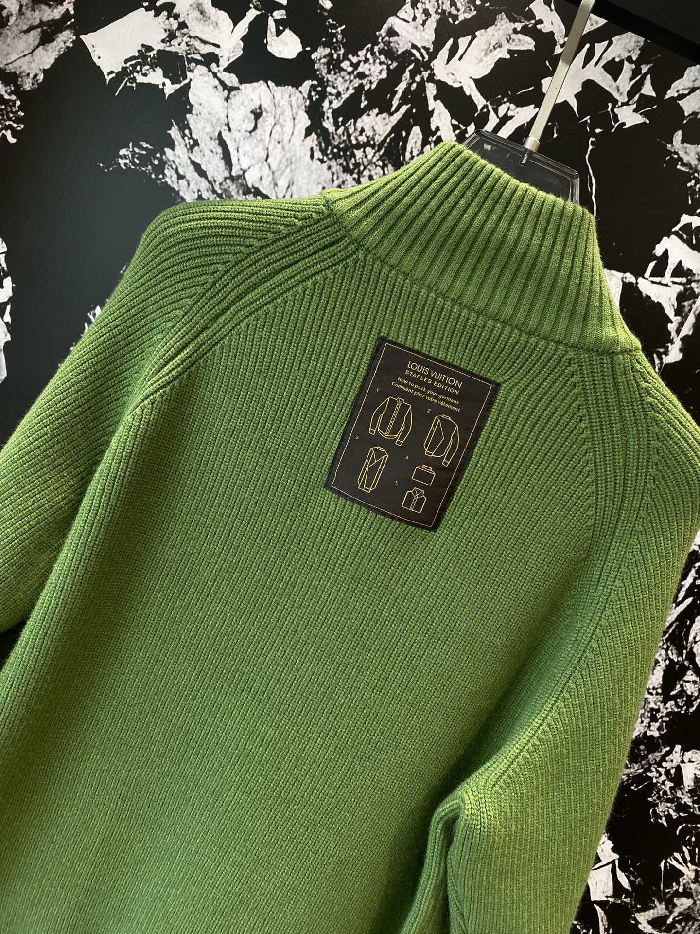 LV men's new sweater interpretation of the classic luxury 🌟 winter warm heart choice from LV men's sweater simple and uncomplicated design to show the charm of fashion classic brand logo embellishment highlights the extraordinary taste 💼 High-quality wool material is soft to the touch, warmth effect is outstanding tailoring fit the body comfortable to wear whether it's for business and leisure or daily wear can show a unique style! 👨‍🎉 men's choice of LV men's sweaters to keep you warm and stylish in the cold season to show the masculinity of the focus of attention Yardage M-XXL 🅿️780#LV Men's # Sweater control # fashionable to wear # winter must-have!