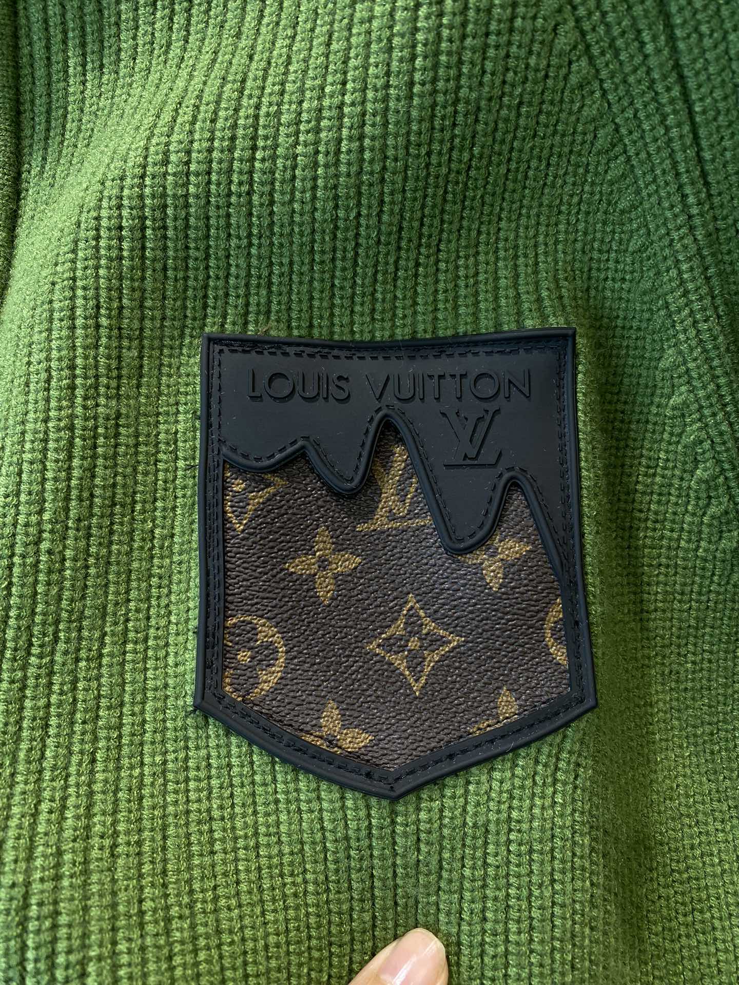 LV men's new sweater interpretation of the classic luxury 🌟 winter warm heart choice from LV men's sweater simple and uncomplicated design to show the charm of fashion classic brand logo embellishment highlights the extraordinary taste 💼 High-quality wool material is soft to the touch, warmth effect is outstanding tailoring fit the body comfortable to wear whether it's for business and leisure or daily wear can show a unique style! 👨‍🎉 men's choice of LV men's sweaters to keep you warm and stylish in the cold season to show the masculinity of the focus of attention Yardage M-XXL 🅿️780#LV Men's # Sweater control # fashionable to wear # winter must-have!