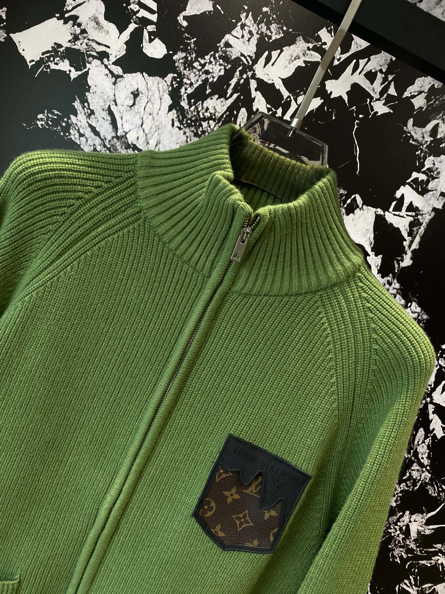 LV men's new sweater interpretation of the classic luxury 🌟 winter warm heart choice from LV men's sweater simple and uncomplicated design to show the charm of fashion classic brand logo embellishment highlights the extraordinary taste 💼 High-quality wool material is soft to the touch, warmth effect is outstanding tailoring fit the body comfortable to wear whether it's for business and leisure or daily wear can show a unique style! 👨‍🎉 men's choice of LV men's sweaters to keep you warm and stylish in the cold season to show the masculinity of the focus of attention Yardage M-XXL 🅿️780#LV Men's # Sweater control # fashionable to wear # winter must-have!
