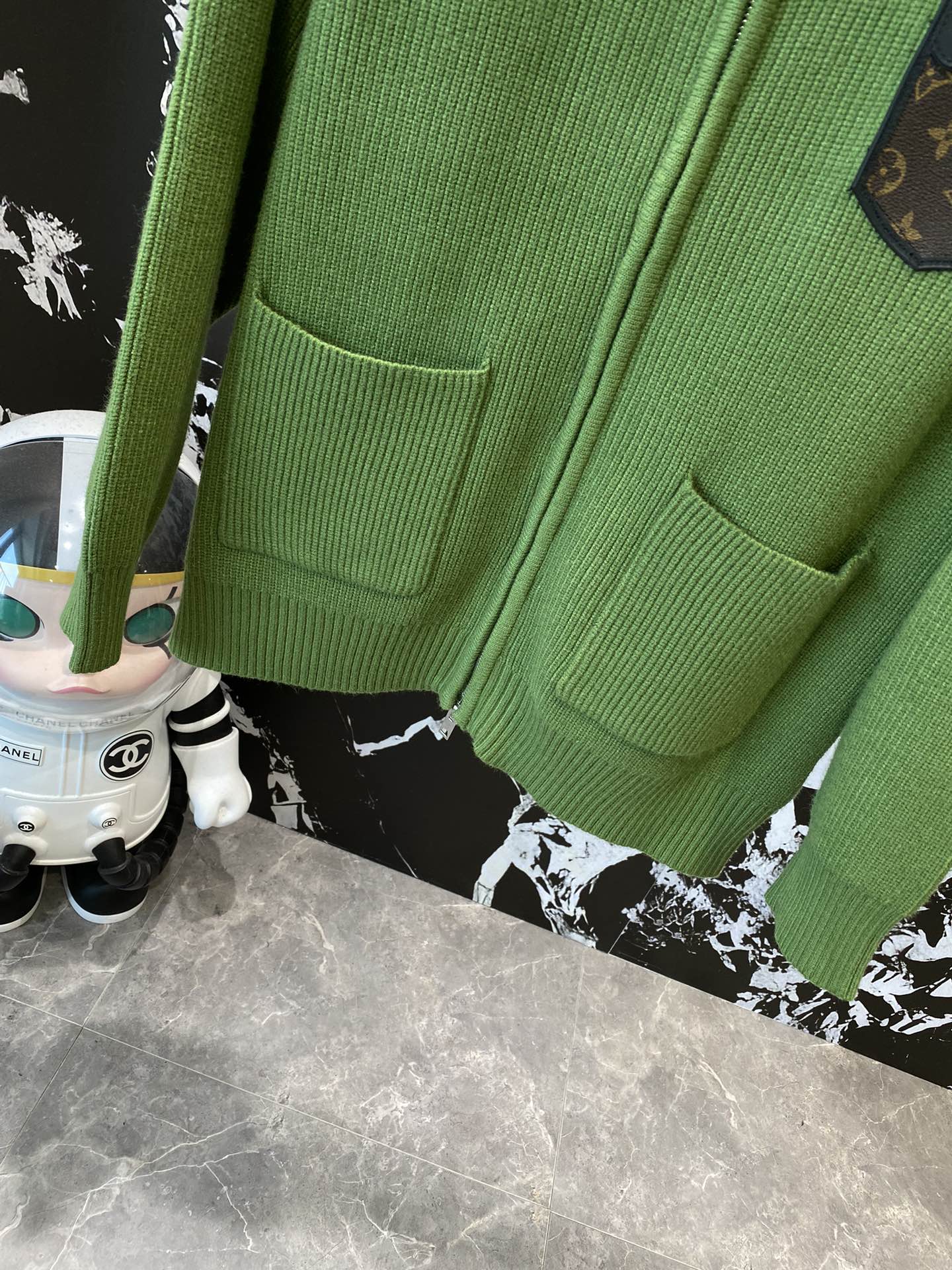 LV men's new sweater interpretation of the classic luxury 🌟 winter warm heart choice from LV men's sweater simple and uncomplicated design to show the charm of fashion classic brand logo embellishment highlights the extraordinary taste 💼 High-quality wool material is soft to the touch, warmth effect is outstanding tailoring fit the body comfortable to wear whether it's for business and leisure or daily wear can show a unique style! 👨‍🎉 men's choice of LV men's sweaters to keep you warm and stylish in the cold season to show the masculinity of the focus of attention Yardage M-XXL 🅿️780#LV Men's # Sweater control # fashionable to wear # winter must-have!