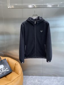 普拉达
2024ss冬季新款外套秀场新品‼品相非常完美舒适保暖色泽饱满诱人非常出彩的设计轻松将时髦感进阶做工极为考究严谨走线工整细致！大牌设计师巨作！上身不显臃肿、超级帅气！现货码数：M ～ XXXL🅿️840-高仿包包