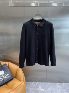 博柏利2024秋冬针织毛衣进口针织羊毛精心打造！手感非常柔软相当亲肤舒适！专柜原版设计 让人眼前一亮专柜原版定制 丝丝缕缕彰显简约大气的时尚气息男士衣橱必备单品！三标齐全 码数：M-3XL🅿️640-高仿包包