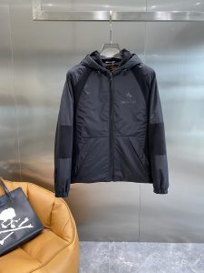 蒙口
2024秋季最新品有售狠货时尚休闲夹克外套进口原版面料上身舒适透气顶级印花工艺字母图案装饰logo原版五金辅料装饰档次极高舒适百搭上身帅气十足码数：M-3XL🅿️960-高仿包包