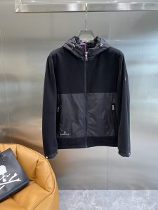 蒙口
新品发售夹克外套可商务可休闲日常穿搭！上身修饰身形、将时装美学和新都市商务休闲概念完美融合通体将意式的极简、干练和户外功能性风格极致诠释亦庄亦谐塑造出别具一格的造型单品整体轮廓趋于简约风格颇为个性且雅痞的细节处理丰富了整体视觉衣橱商务休闲绝佳的高出勤率！可遇而不可求！48-56🅿️860-高仿包包