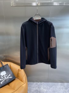 《𝙉𝙚𝙬🤍🖤杰尼家》
2024ss冬季新款外套秀场新品‼品相非常完美舒适保暖色泽饱满诱人非常出彩的设计轻松将时髦感进阶做工极为考究严谨走线工整细致！大牌设计师巨作！上身不显臃肿、超级帅气！现货码数：M ～ XXXL🅿️860-高仿包包
