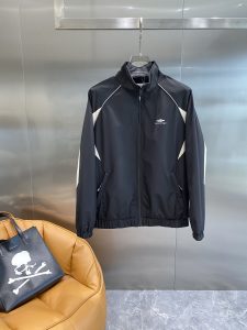 巴黎世家
新品发售夹克外套可商务可休闲日常穿搭！上身修饰身形、将时装美学和新都市商务休闲概念完美融合通体将意式的极简、干练和户外功能性风格极致诠释亦庄亦谐塑造出别具一格的造型单品整体轮廓趋于简约风格颇为个性且雅痞的细节处理丰富了整体视觉衣橱商务休闲绝佳的高出勤率！可遇而不可求！48-56🅿️860-高仿包包
