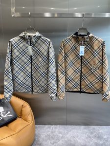 博柏利
官网同款提前发售 2024ss开秋新款男士双面夹克外套三标齐全 专柜定制面料 透气舒适度高细节无可挑剔品牌元素设计理念体现高品质手感细腻柔软！呈现休闲裁剪上身版型超赞！出入ZG无忧  码数 ：M-3XL🅿️780-高仿包包