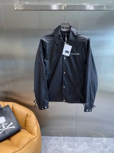 迪奥
24早秋新款夹克外套专柜爆款1.1原版复制市场最高版本进口聚酯纤维软糯亲肤抗皱立挺有型logo满满的时尚感；适合多种穿搭风格；一款官网同款的外套
码数：M-XXXL🅿️720-高仿包包