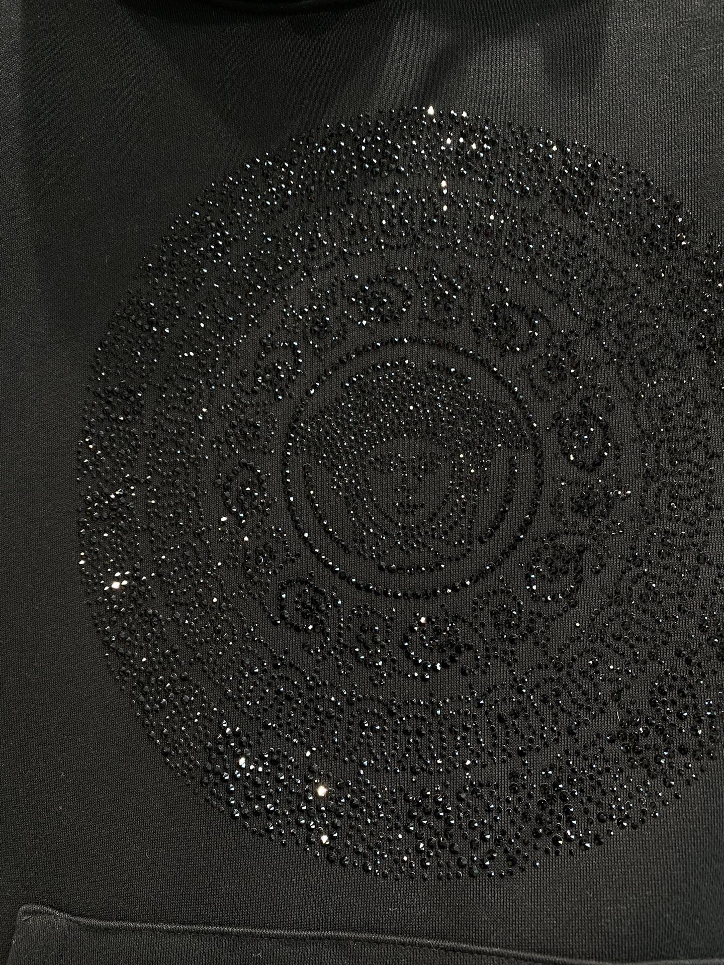 Versace Fall/Winter 24 New Show Men's Crystal 1978 Re-Edition Logo Hooded SweatshirtFront crystal embellishment reinterpretation of the 1978 Versace logoDetails of the timeless brand's fashion elementsThe upper body is very strikingDrawstring hoodRound hole hardwareButtons and charmsColor-coordinated ribbed cuffs and hemMade of 380gsm cotton sweatshirt fabricSoft, drapey, comfortable Breathable, clear texture and natural cotton feel are highly recommended! Black M-XXXL🅿️560