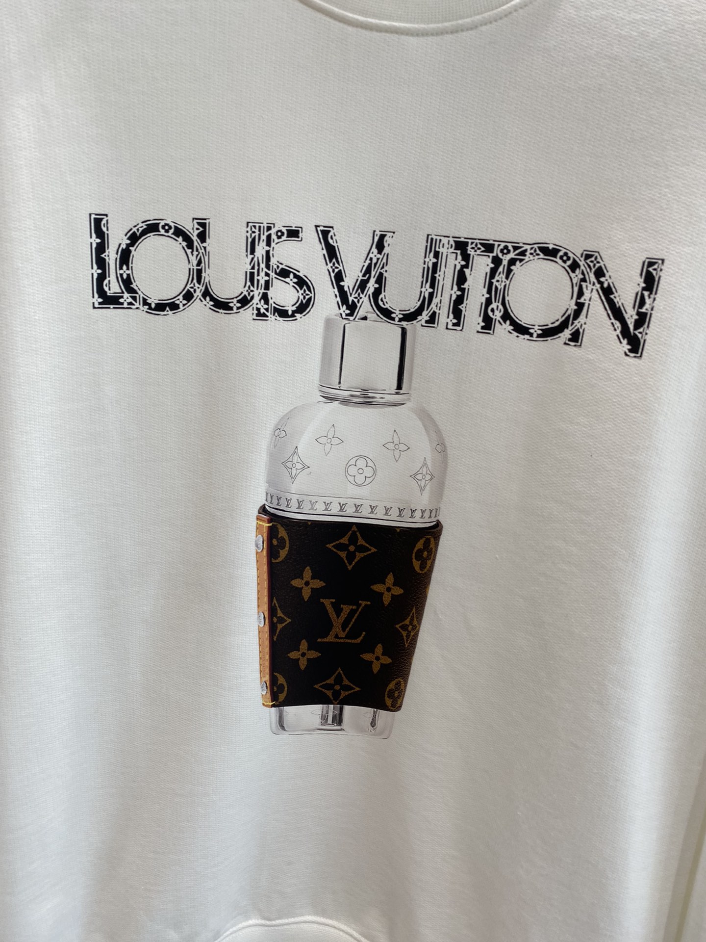 图片[6]-LV
高端定制 24FW秋冬新款圆领卫衣 精心设计、兼具舒适性和精致感的专属和系列提升您这个秋季的着装格调该系列包含舒适保暖、经典时尚一线 JJ袖子流线型裁剪 实用百搭 极具高端奢华感   码数：S-XXL 🅿️400-高仿包包