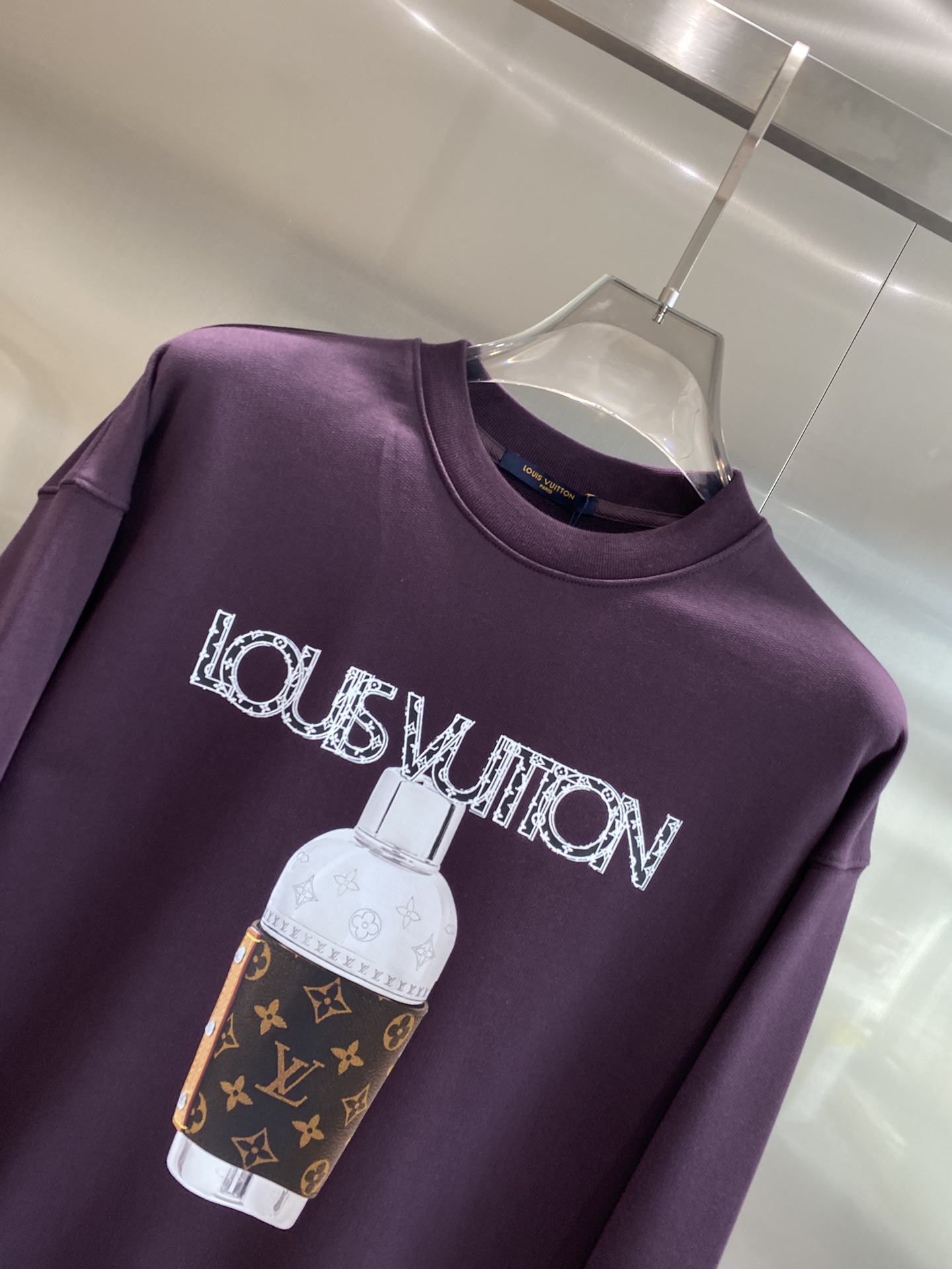 图片[3]-LV
高端定制 24FW秋冬新款圆领卫衣 精心设计、兼具舒适性和精致感的专属和系列提升您这个秋季的着装格调该系列包含舒适保暖、经典时尚一线 JJ袖子流线型裁剪 实用百搭 极具高端奢华感   码数：S-XXL 🅿️400-高仿包包