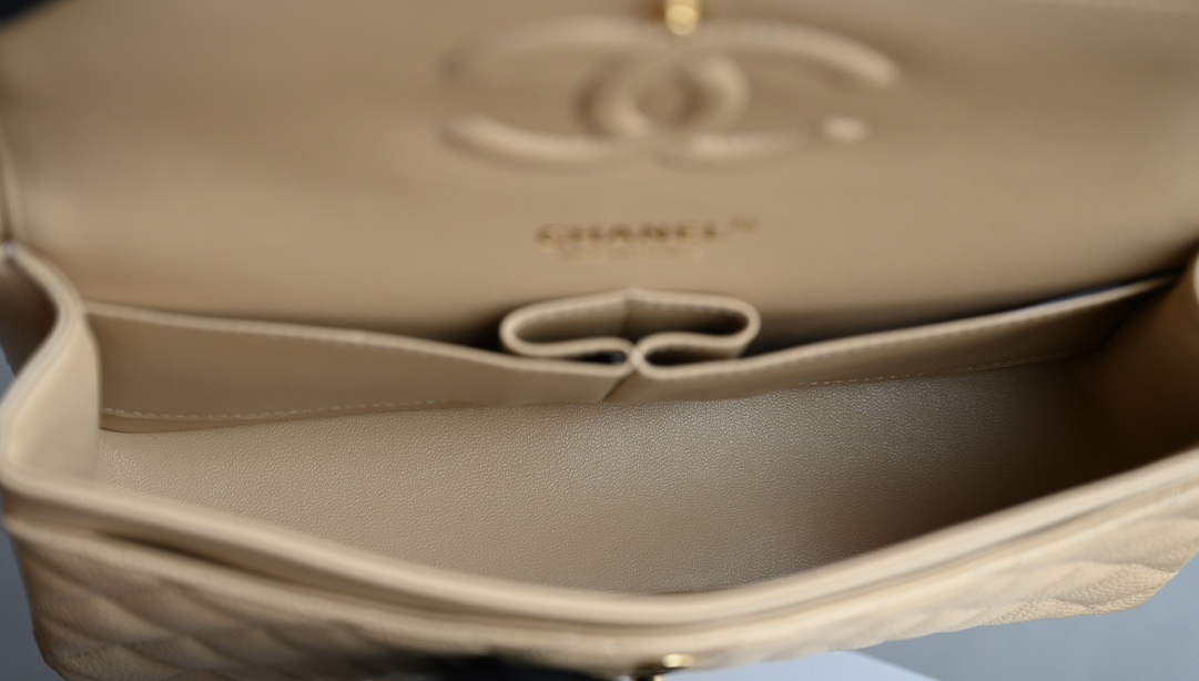 CHANEL New Release 𝟮𝟬𝟮𝟰 Latest Edition 𝙲𝙵 Collection Counter Price 𝟾𝟺  𝚒𝚌 𝙵𝚕𝚊𝚙 𝙼𝚎𝚍𝚒 𝚞𝚖 Medium apricot color caviar cowhide unique grain ~ delicate and durable good quality worth treasuring a bag to carry until old age will not be out of fashion ➿ leather: 𝙷𝚊𝚊 𝚜 Cowhide Caviar Lining: 𝚣𝚙 Inside Sheepskin Accessories: Imported Italian Foam, Bracket Material Hardware: All-steel Gold Buckle with Plum Blossom Screws Dimensions: 𝟷𝟻.𝟻 * 𝟸𝟻𝟻.𝟻*𝟼.𝟻𝟻𝚌𝚖- high-fashion factory