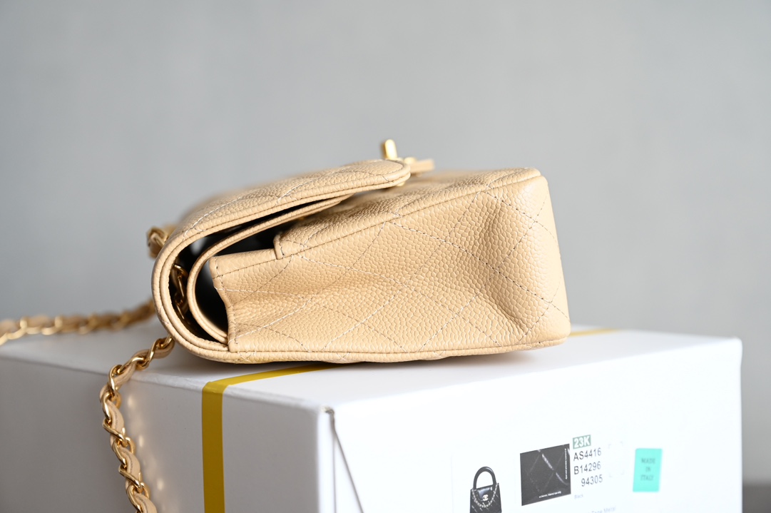 CHANEL New Release 𝟮𝟬𝟮𝟰 Latest Edition 𝙲𝙵 Collection Counter Price 𝟾𝟺  𝚒𝚌 𝙵𝚕𝚊𝚙 𝙼𝚎𝚍𝚒 𝚞𝚖 Medium apricot color caviar cowhide unique grain ~ delicate and durable good quality worth treasuring a bag to carry until old age will not be out of fashion ➿ leather: 𝙷𝚊𝚊 𝚜 Cowhide Caviar Lining: 𝚣𝚙 Inside Sheepskin Accessories: Imported Italian Foam, Bracket Material Hardware: All-steel Gold Buckle with Plum Blossom Screws Dimensions: 𝟷𝟻.𝟻 * 𝟸𝟻𝟻.𝟻*𝟼.𝟻𝟻𝚌𝚖- high-fashion factory