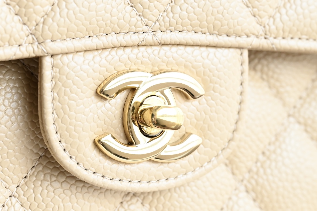 CHANEL New Release 𝟮𝟬𝟮𝟰 Latest Edition 𝙲𝙵 Collection Counter Price 𝟾𝟺  𝚒𝚌 𝙵𝚕𝚊𝚙 𝙼𝚎𝚍𝚒 𝚞𝚖 Medium apricot color caviar cowhide unique grain ~ delicate and durable good quality worth treasuring a bag to carry until old age will not be out of fashion ➿ leather: 𝙷𝚊𝚊 𝚜 Cowhide Caviar Lining: 𝚣𝚙 Inside Sheepskin Accessories: Imported Italian Foam, Bracket Material Hardware: All-steel Gold Buckle with Plum Blossom Screws Dimensions: 𝟷𝟻.𝟻 * 𝟸𝟻𝟻.𝟻*𝟼.𝟻𝟻𝚌𝚖- high-fashion factory