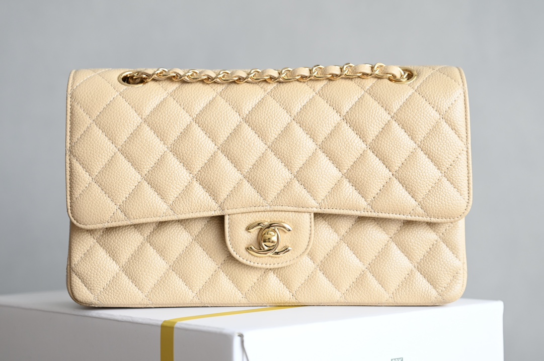 CHANEL New Release 𝟮𝟬𝟮𝟰 Latest Edition 𝙲𝙵 Collection Counter Price 𝟾𝟺  𝚒𝚌 𝙵𝚕𝚊𝚙 𝙼𝚎𝚍𝚒 𝚞𝚖 Medium apricot color caviar cowhide unique grain ~ delicate and durable good quality worth treasuring a bag to carry until old age will not be out of fashion ➿ leather: 𝙷𝚊𝚊 𝚜 Cowhide Caviar Lining: 𝚣𝚙 Inside Sheepskin Accessories: Imported Italian Foam, Bracket Material Hardware: All-steel Gold Buckle with Plum Blossom Screws Dimensions: 𝟷𝟻.𝟻 * 𝟸𝟻𝟻.𝟻*𝟼.𝟻𝟻𝚌𝚖- high-fashion factory